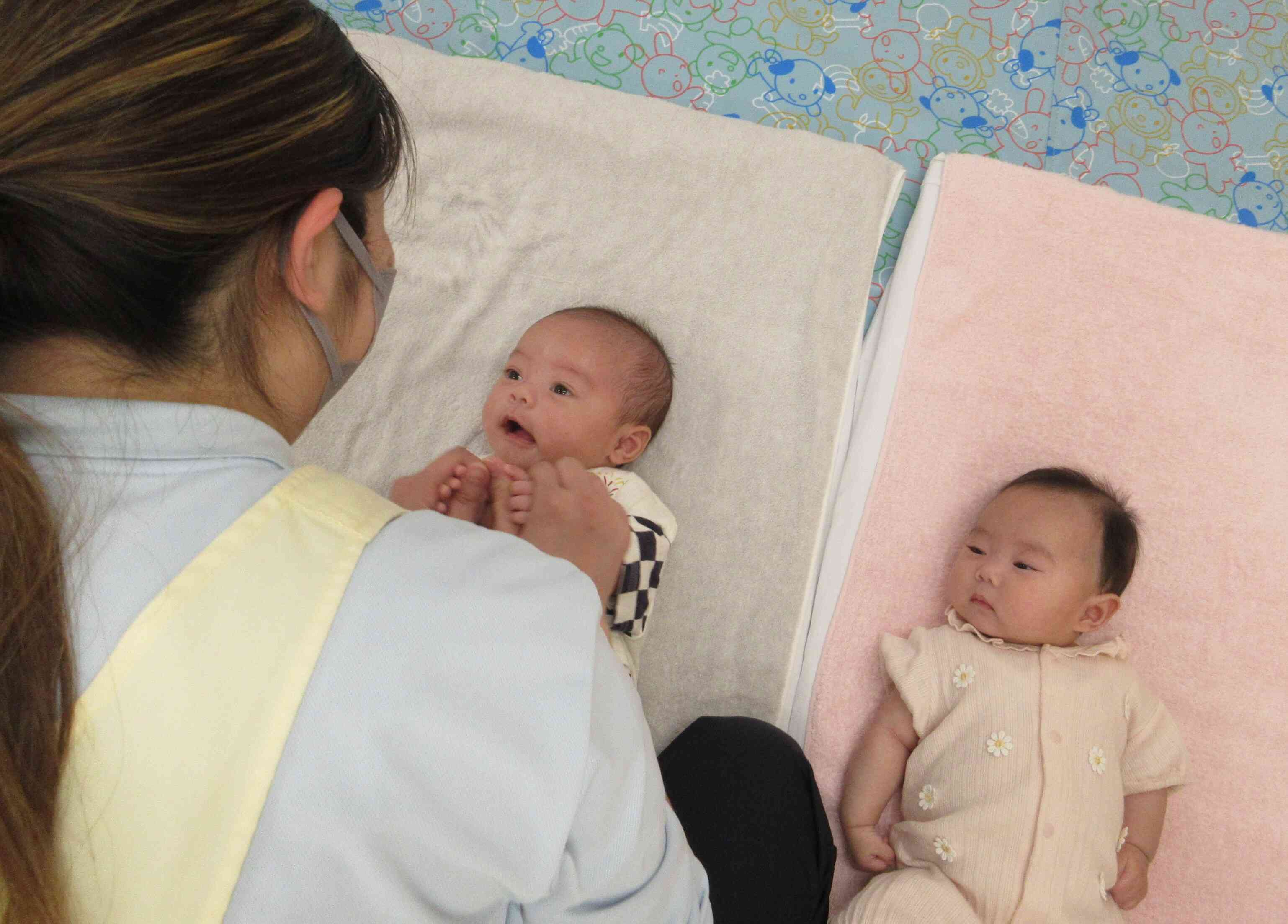 (ひよこ組、0歳児)ふれあい遊びをしたよ