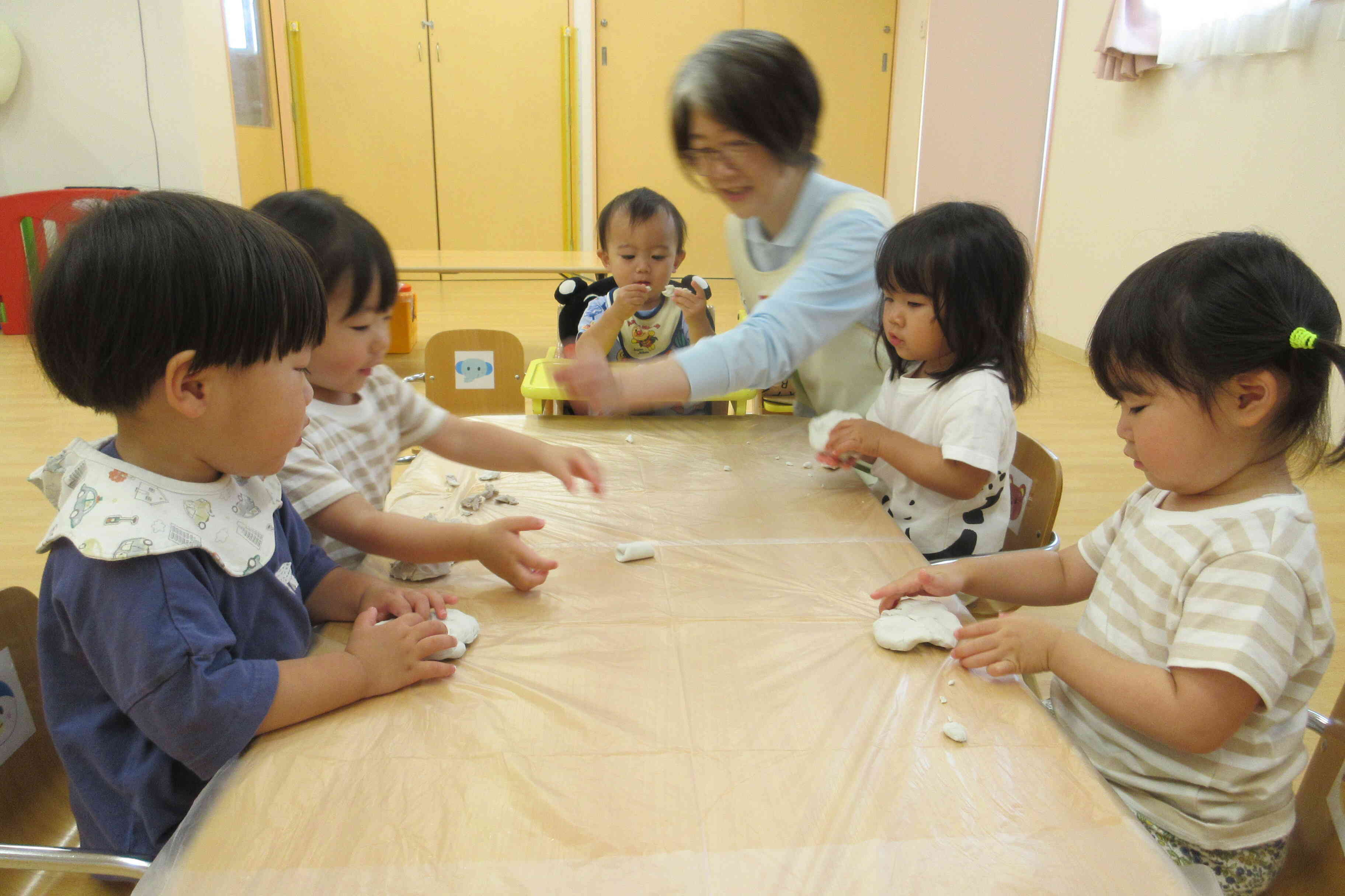 （あひる組・1歳児）粘土あそびをしました