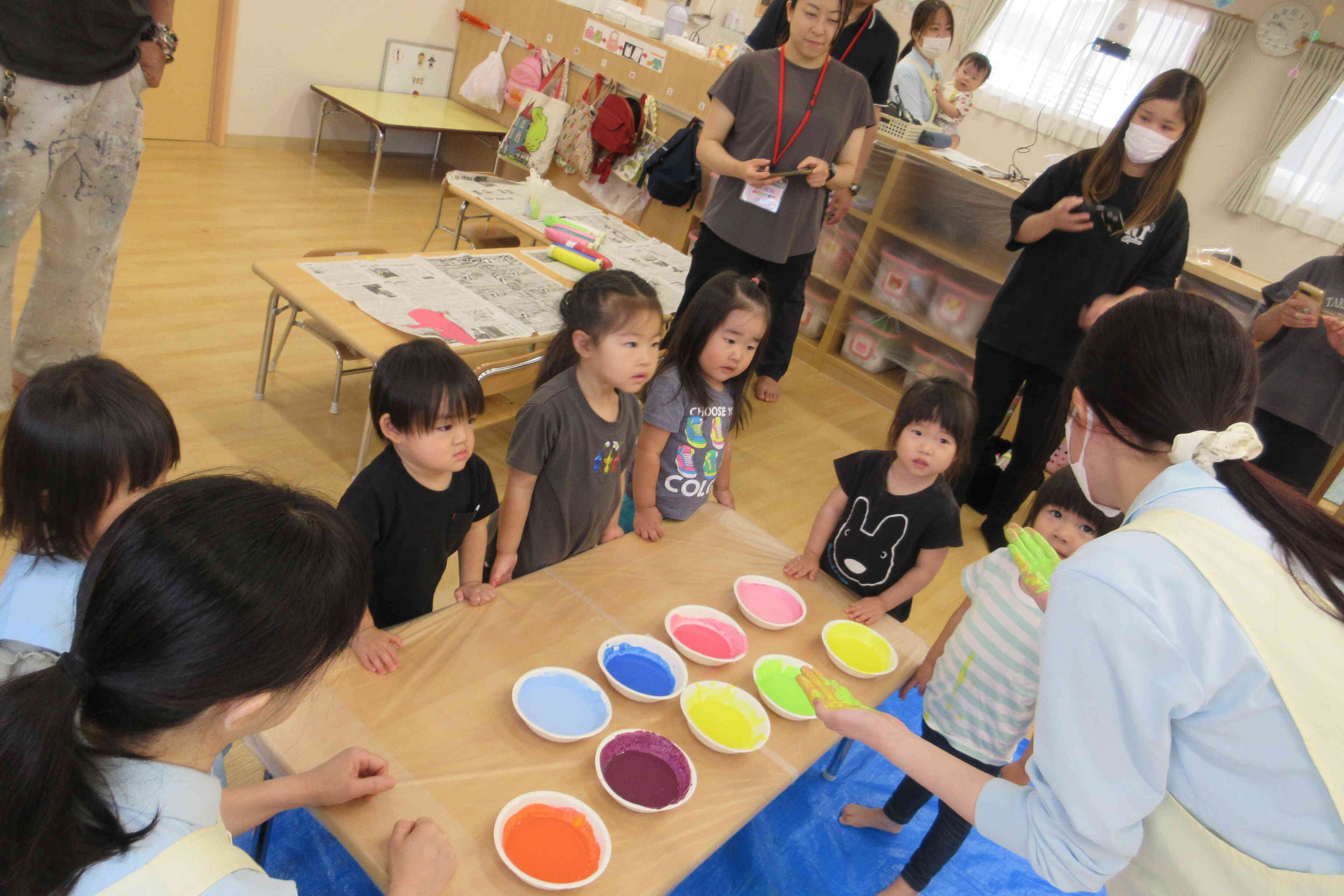 保育参加一日目はおもいっきり絵具!