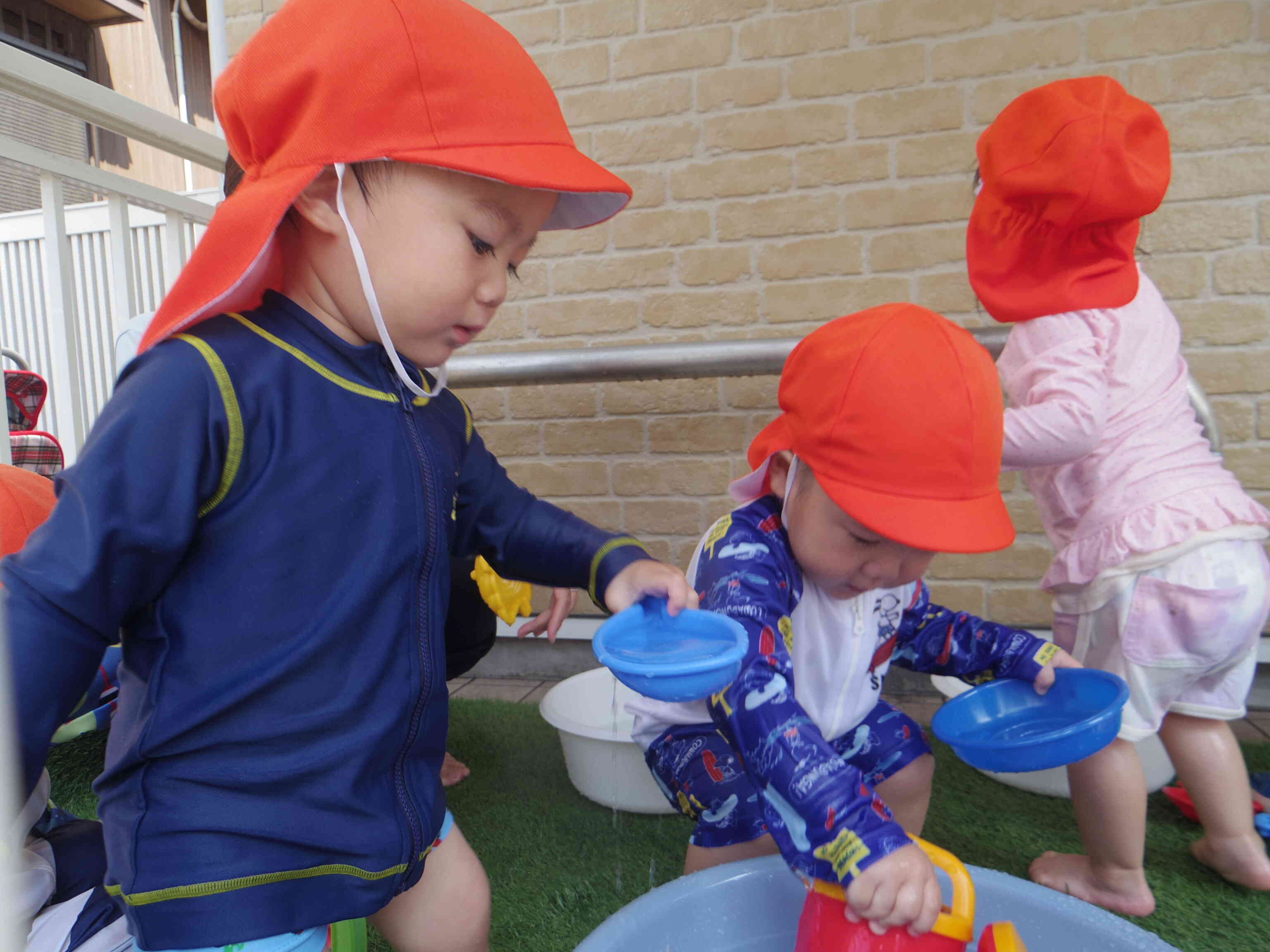 (あひる組・1歳児)水遊びが始まりました
