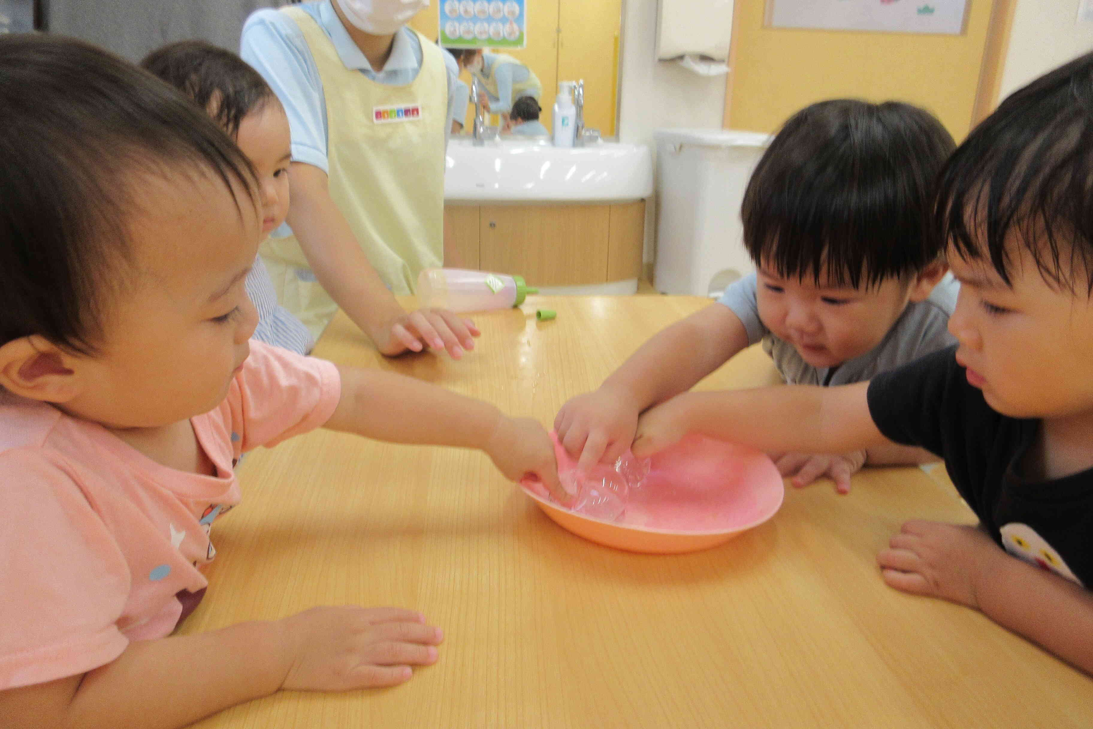 氷遊びに夢中です