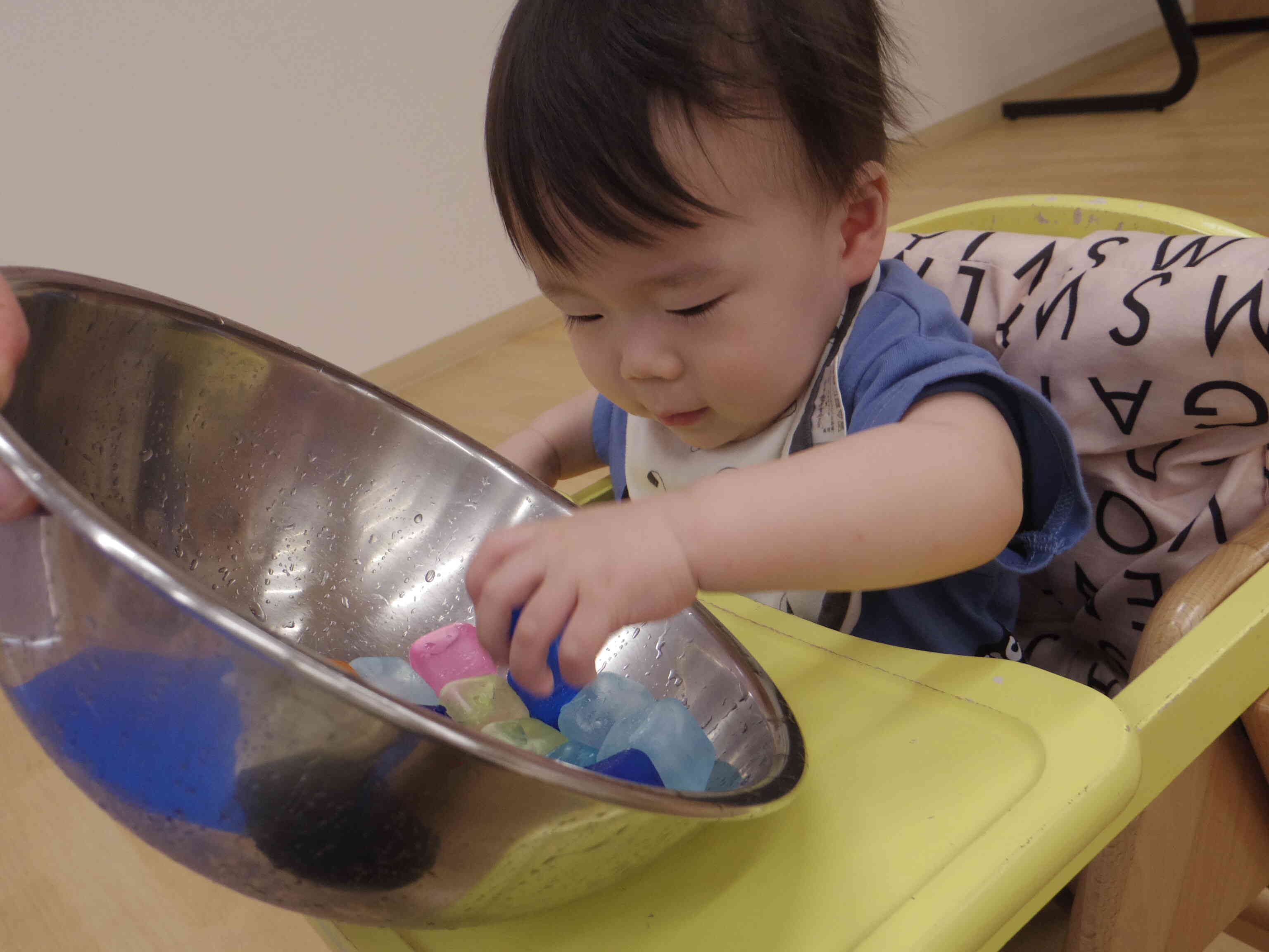 （ひよこ組、０歳児）氷を触ったよ。