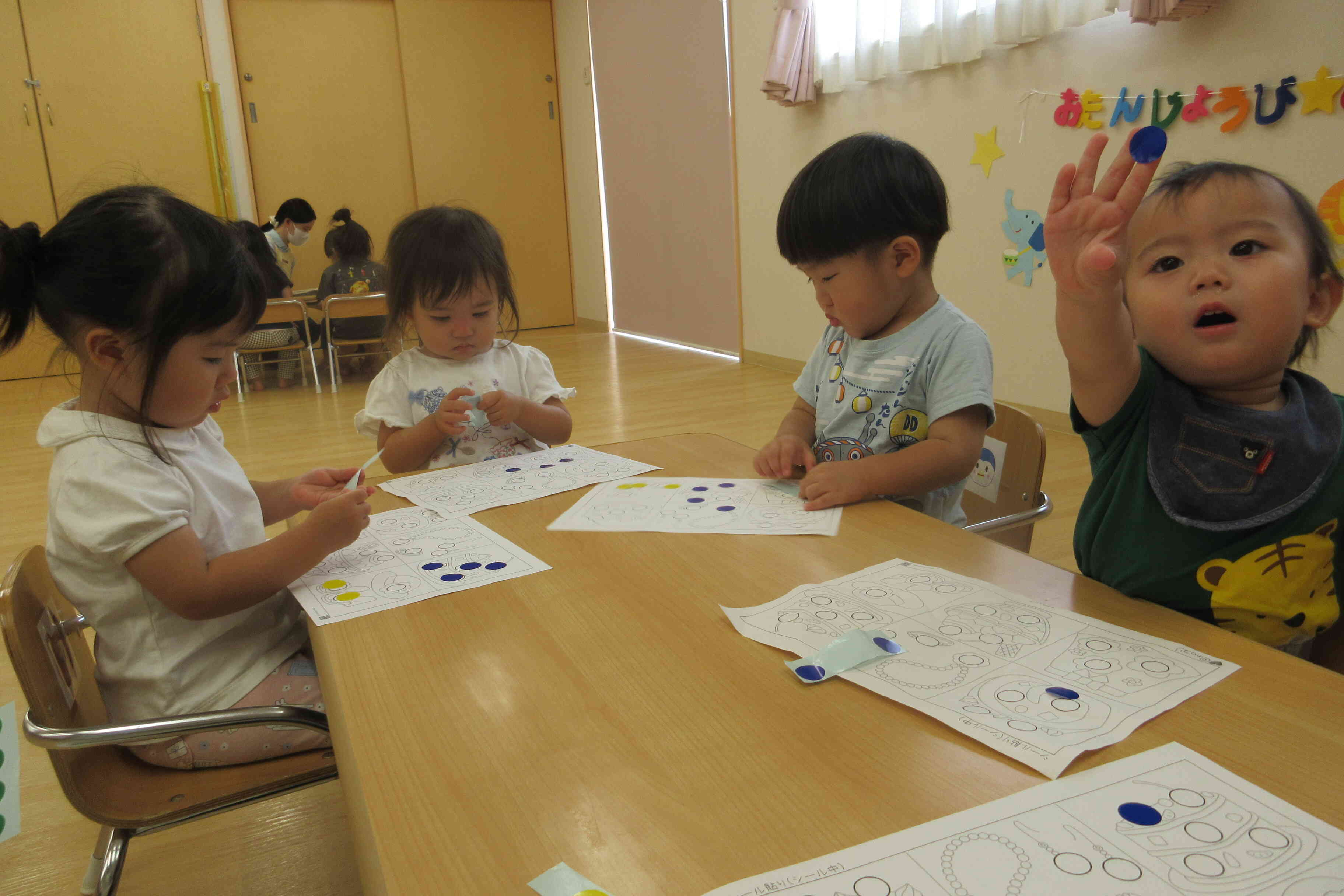 （あひる組、1歳児）机上遊びしたよ。