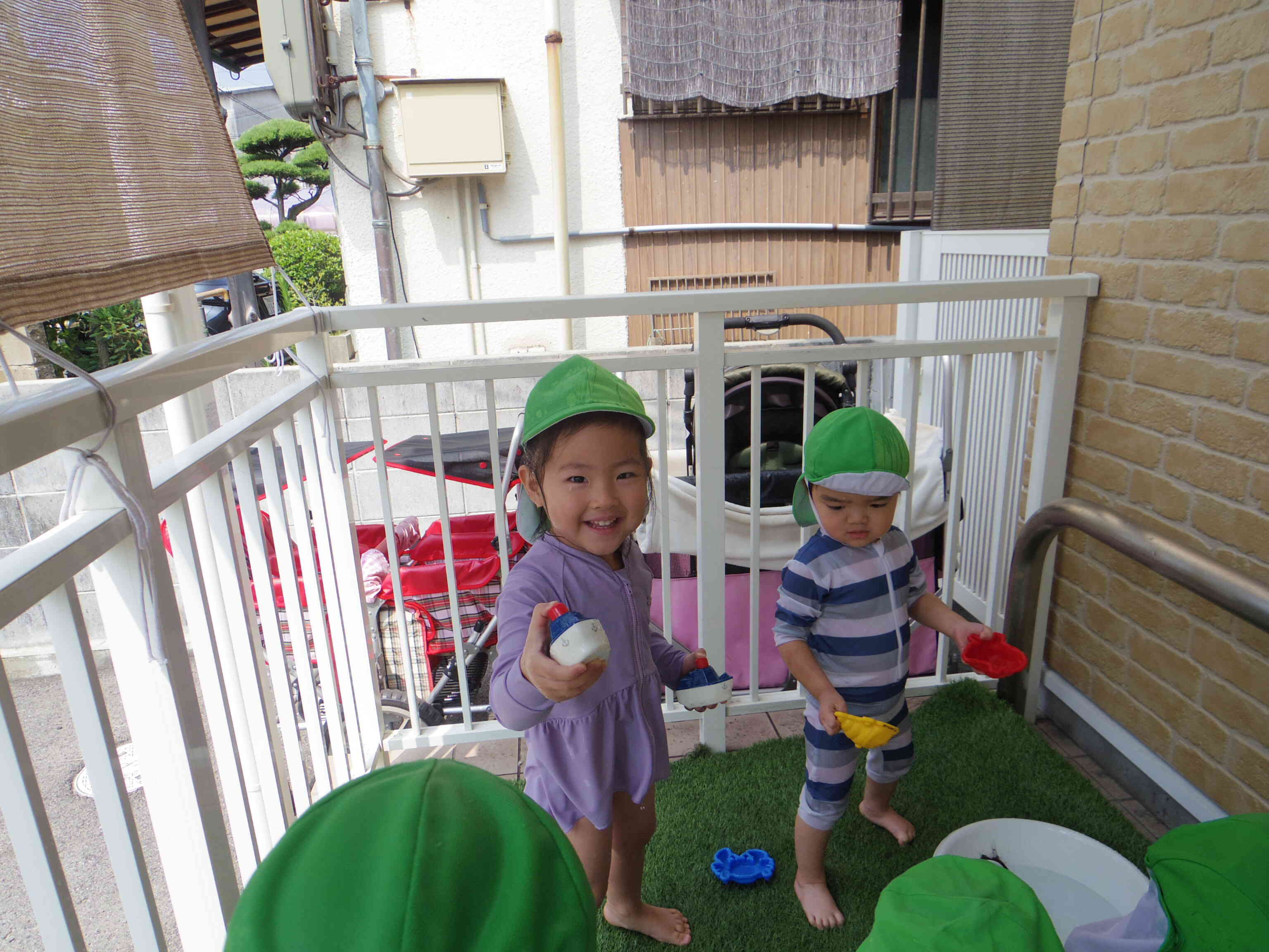 (うさぎ組・2歳児)きゃー!つめたーい!