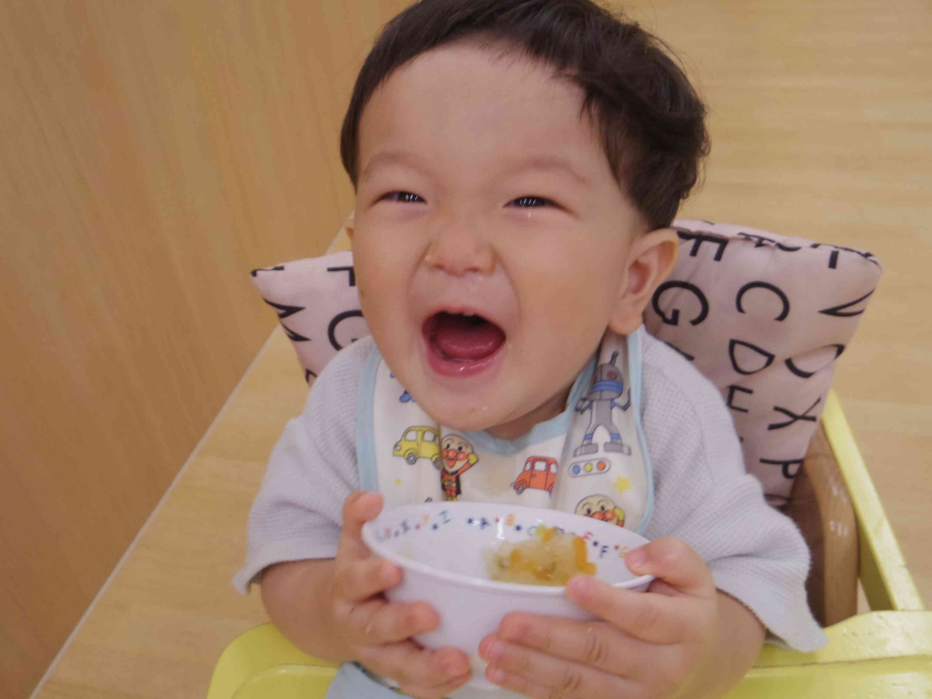 お皿を持つ練習、上手だね！