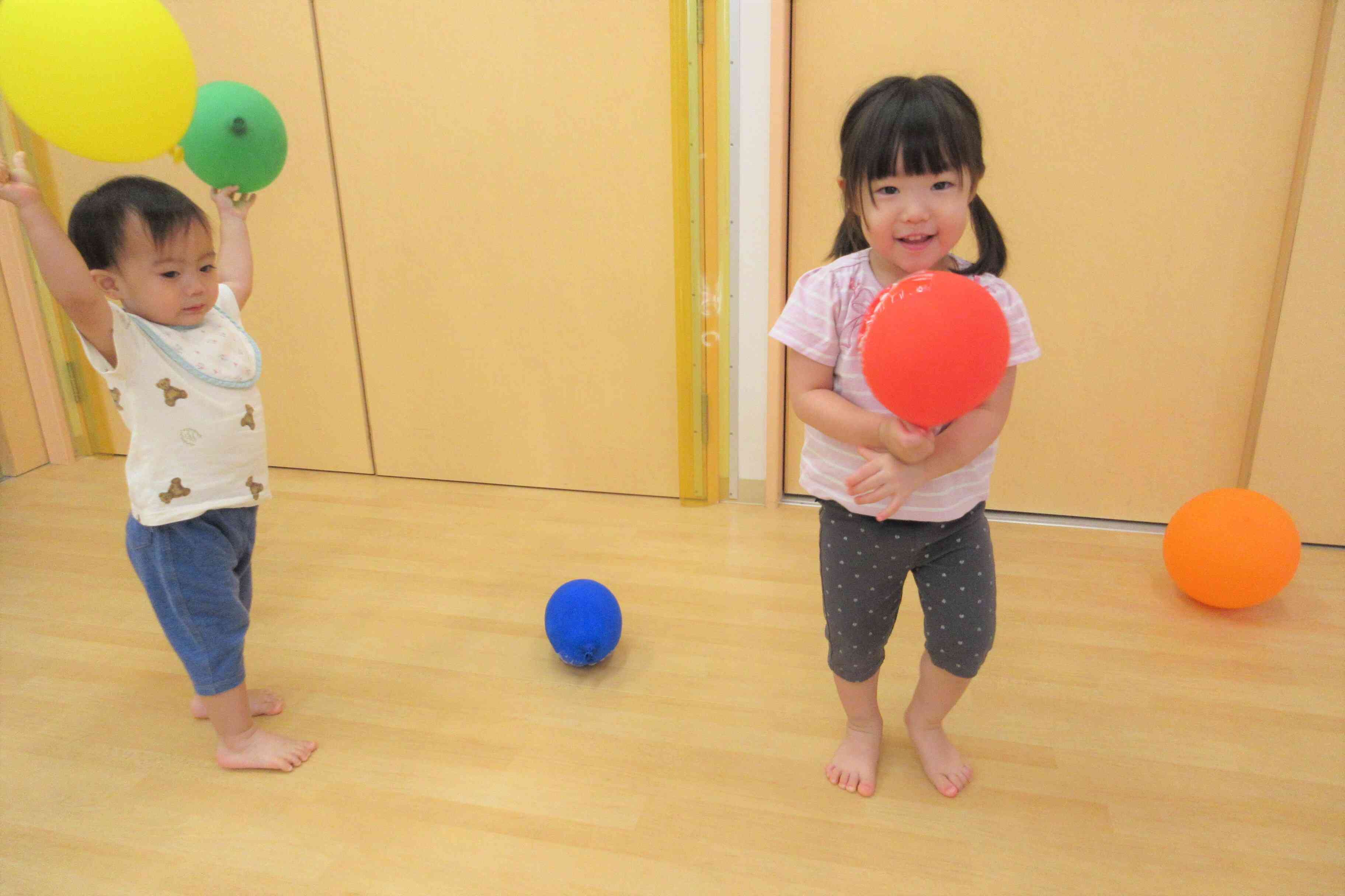 私は赤色～！僕はぽ～いってするよ♪