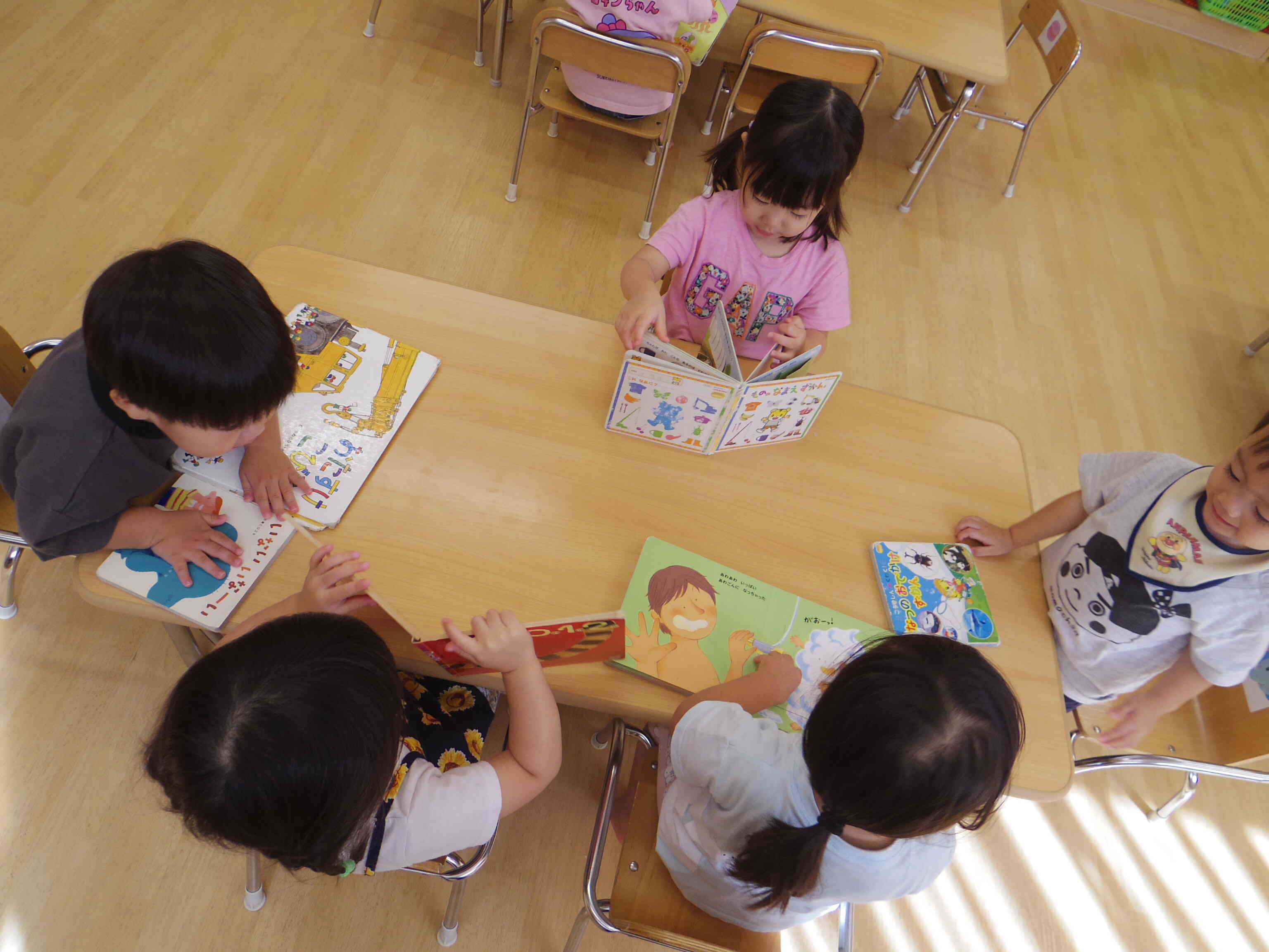 みんなで絵本読んでるよ♪