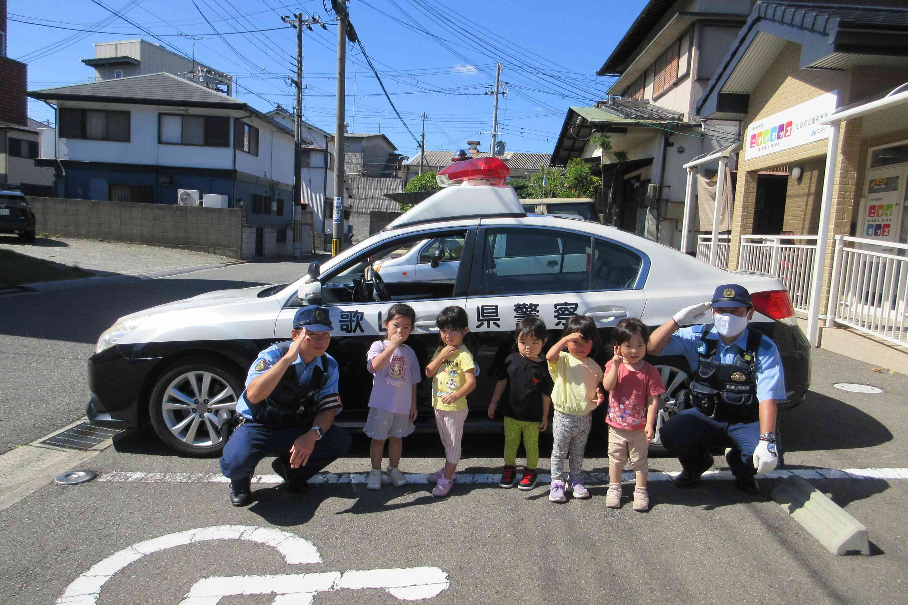 警察の方が来てくれて防犯訓練をしました。