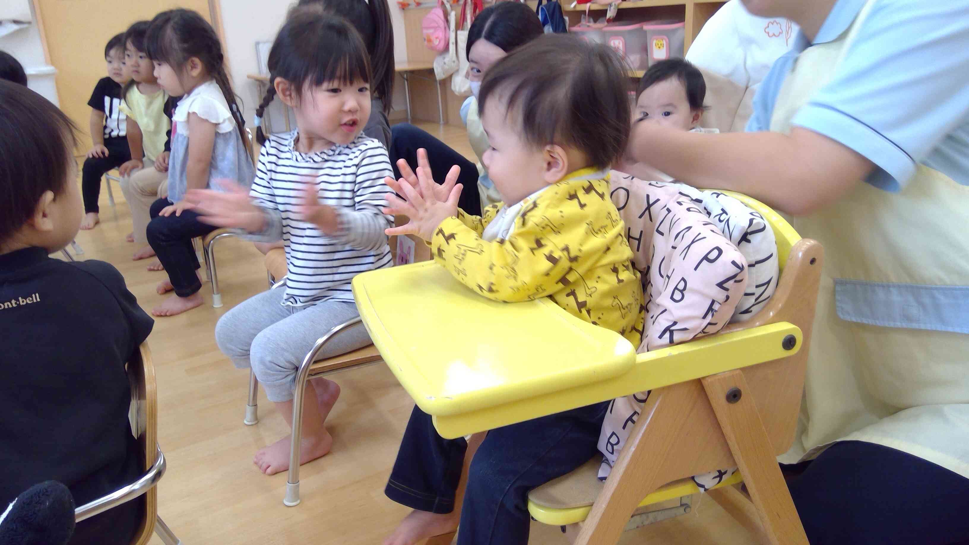ひよこ組のお友だちも拍手でお祝い！