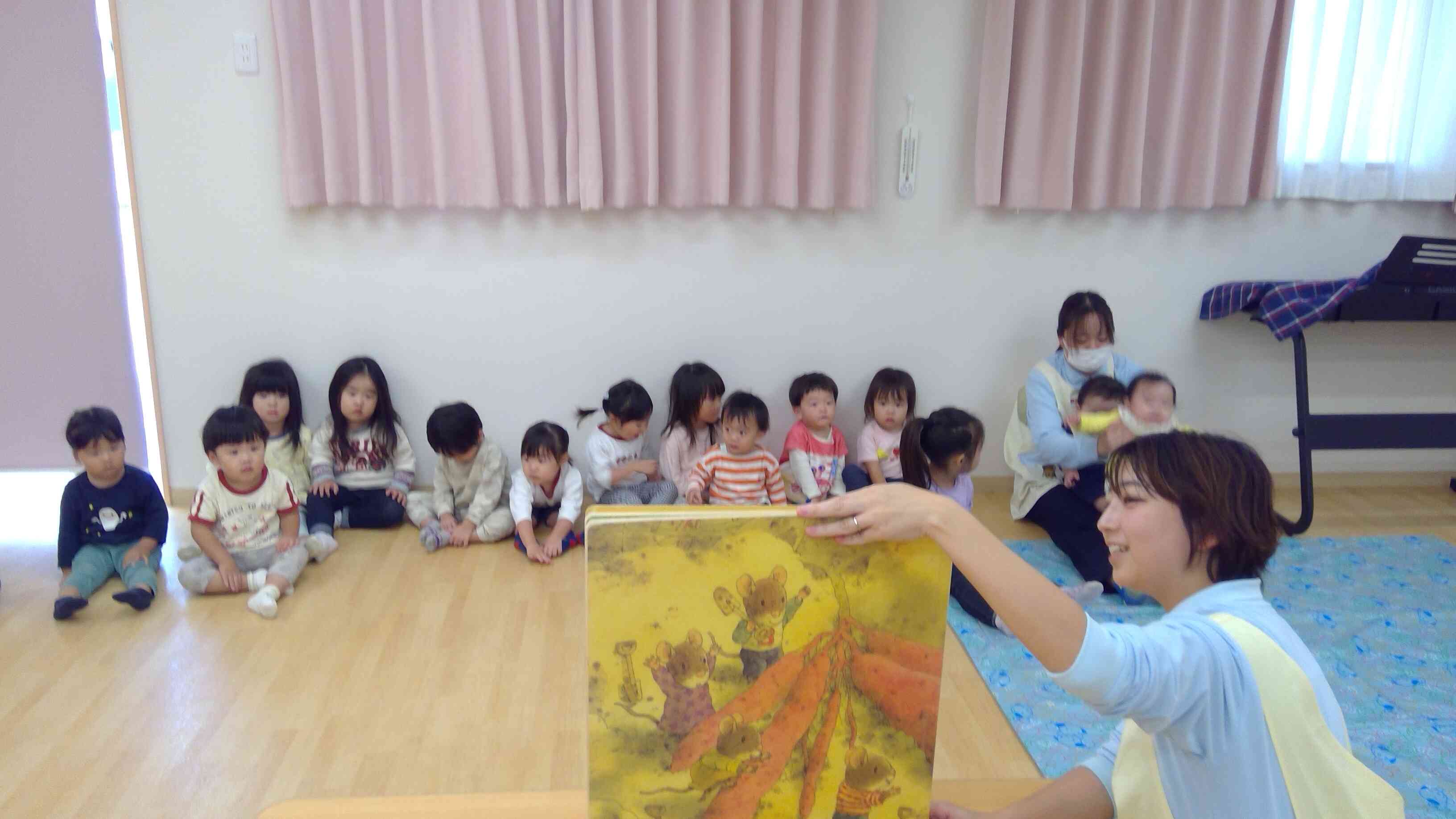 お芋ほりの絵本も見たよ