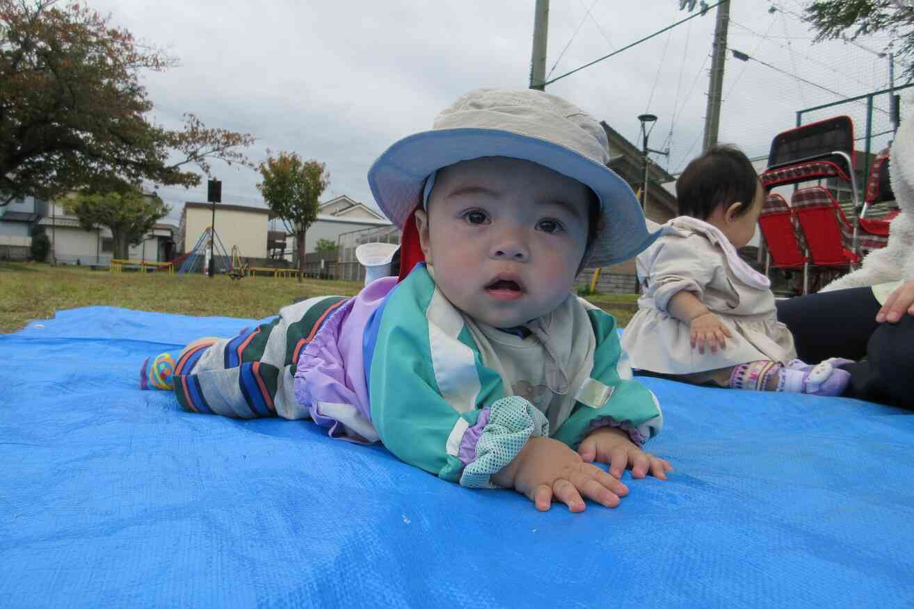 （０歳児：ひよこ組)　ピクニックみたいだね