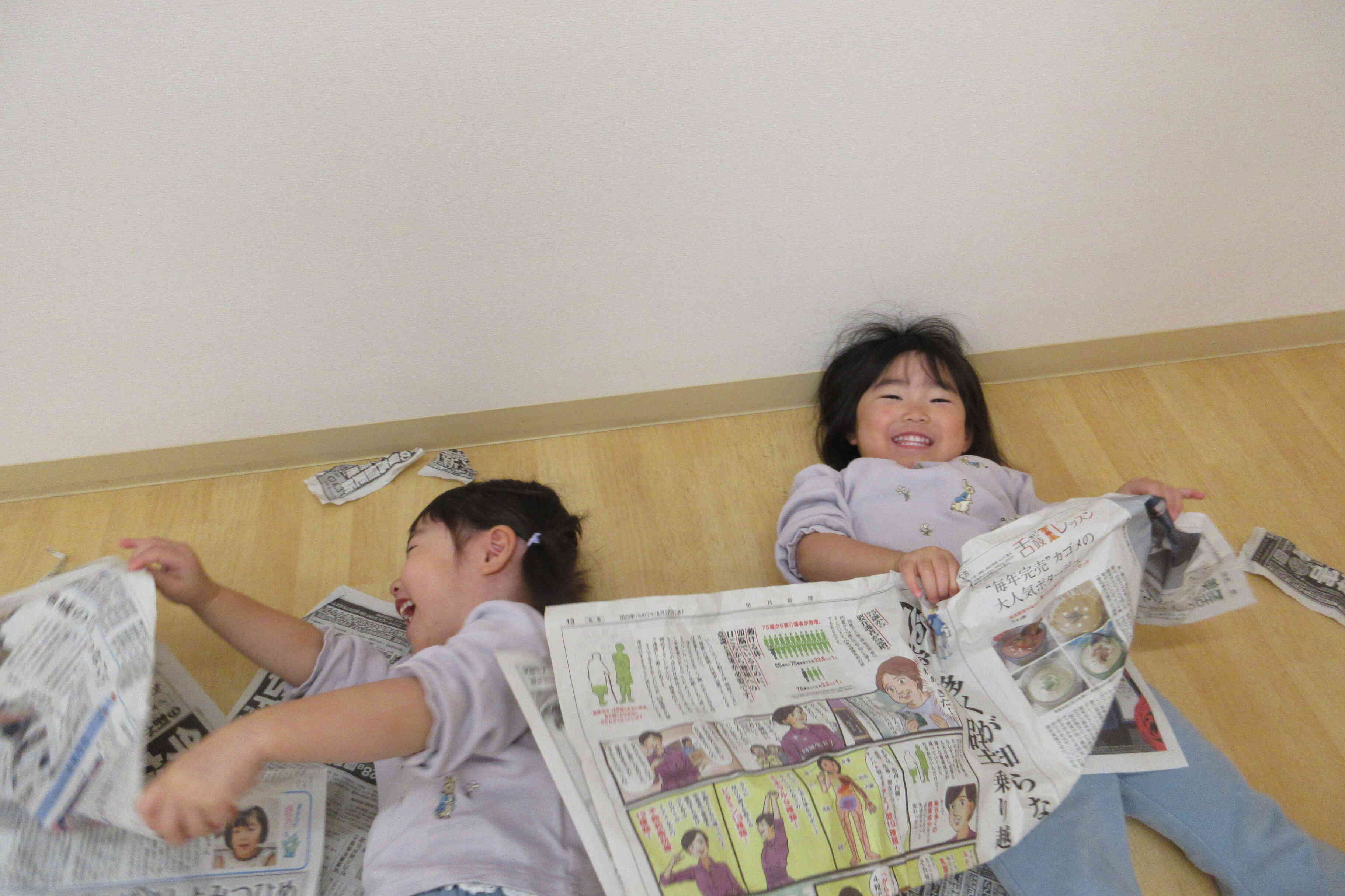 （1歳児：あひる組)　新聞紙で遊んだよ