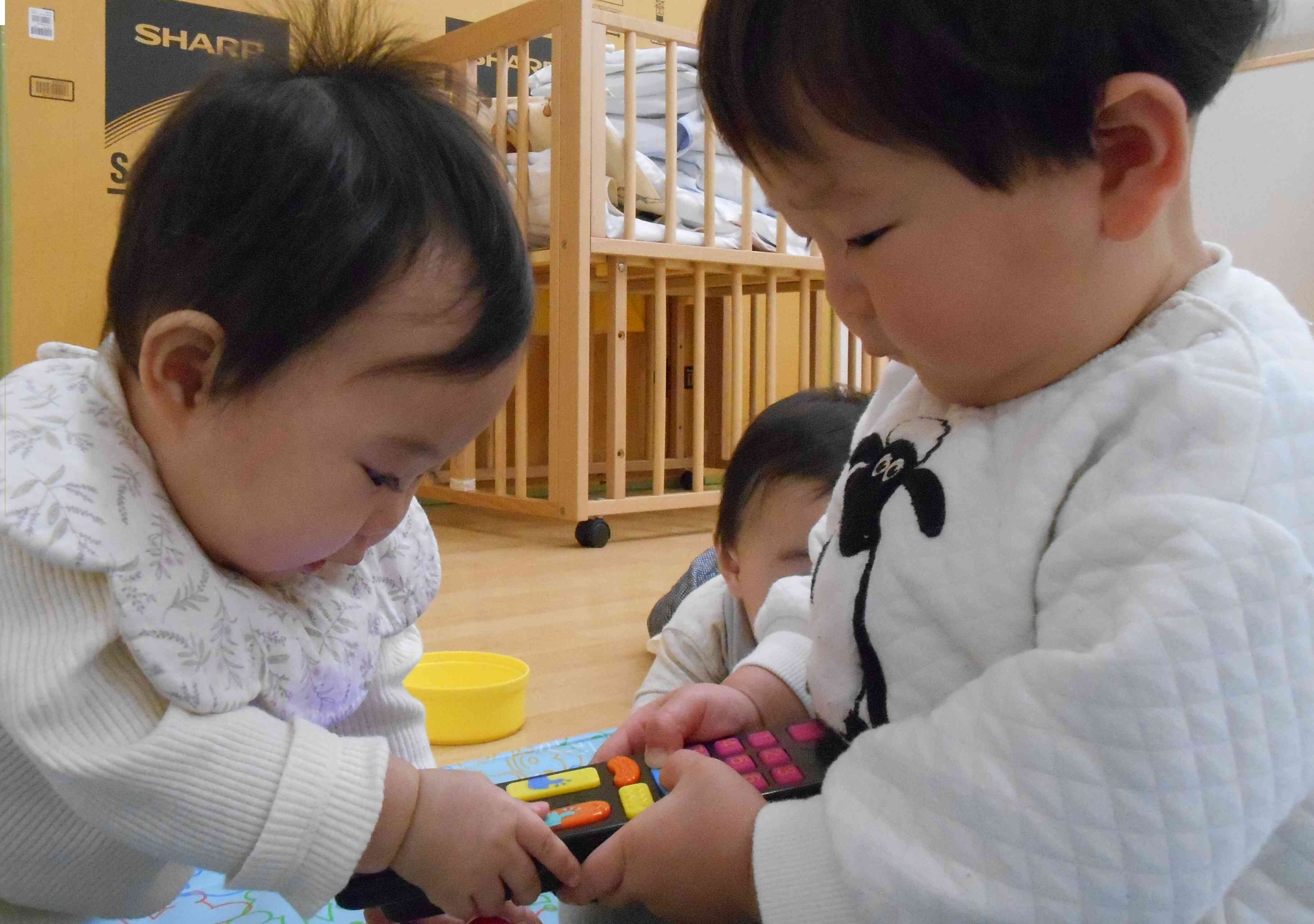 （０歳児：ひよこ組)　どんな音が鳴るのかな？