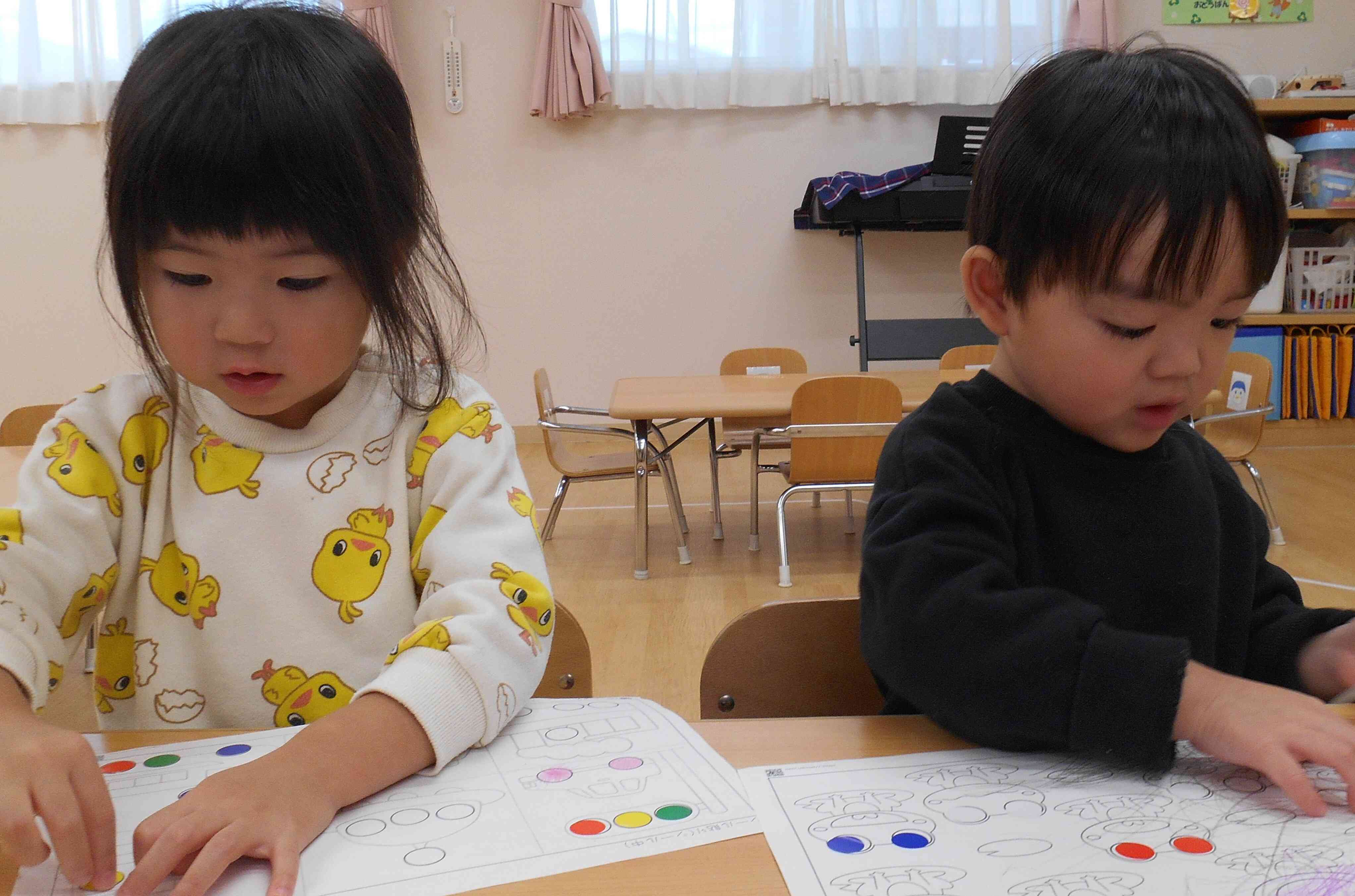 集中してシールをペタリ