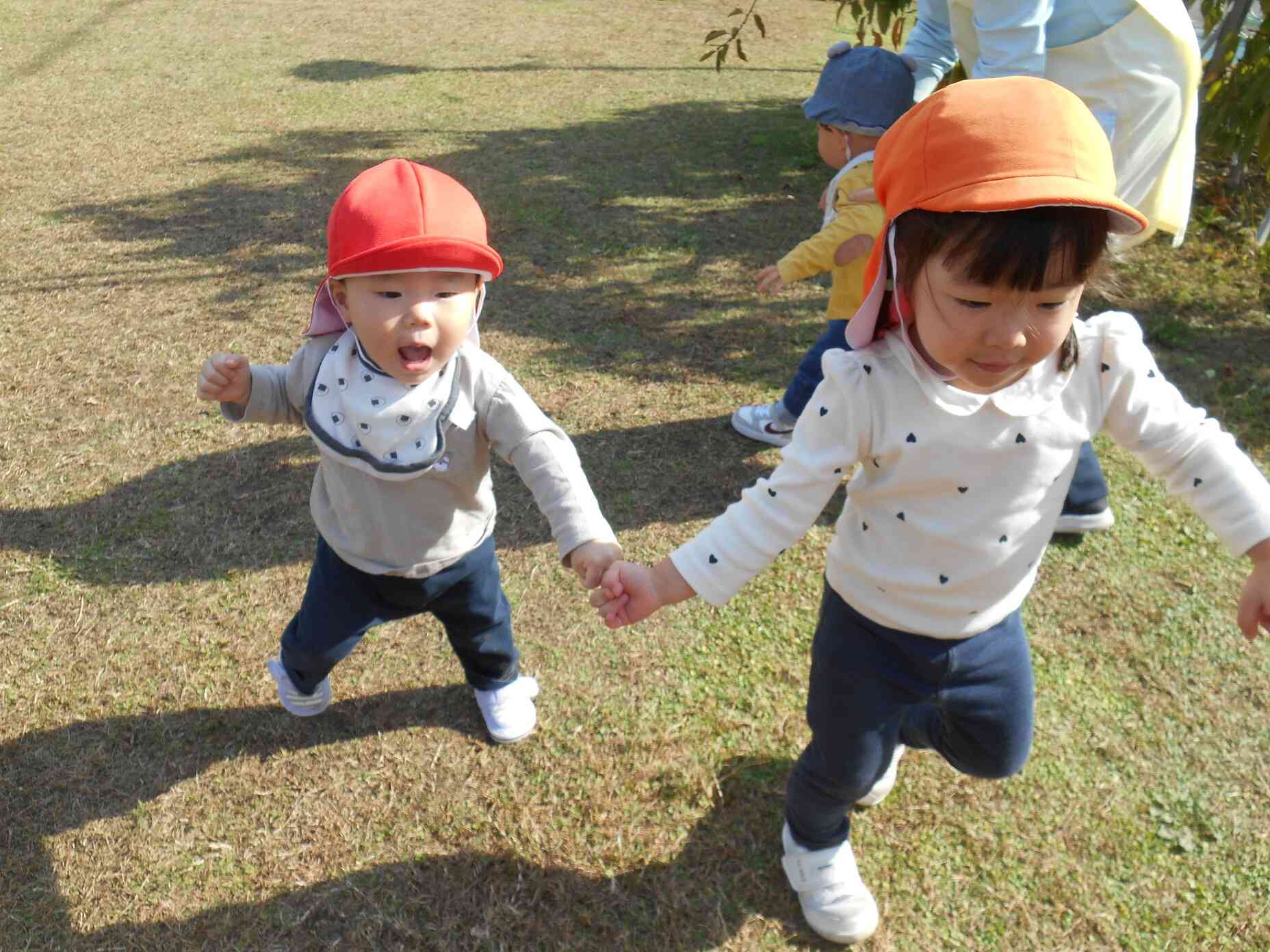 手を繋いでどこに行くのかな？