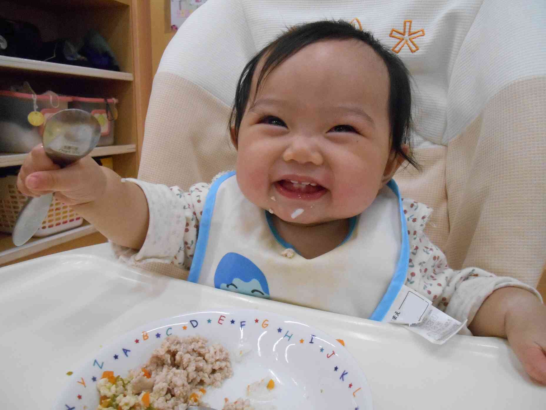 （０歳児：ひよこ組）給食おいしいね！