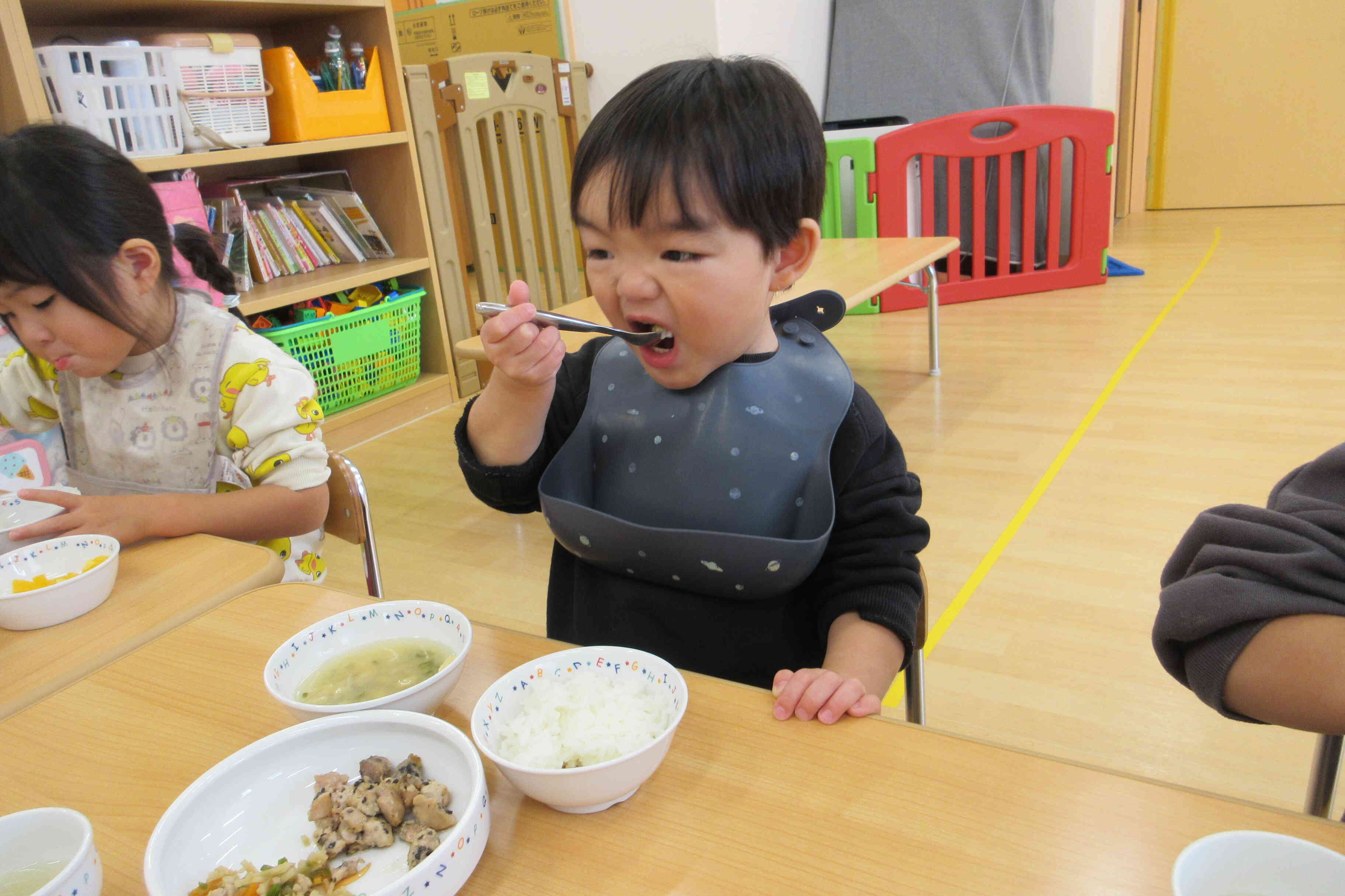 おいしくて夢中で食べています！