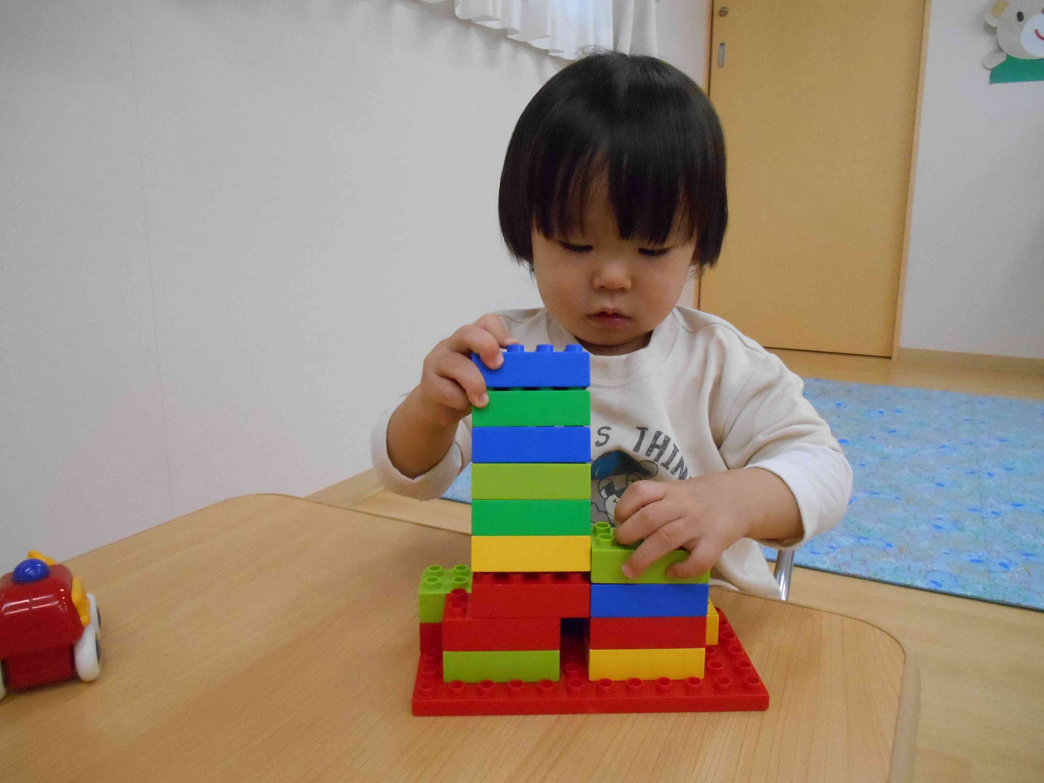 真剣な表情でブロック遊び