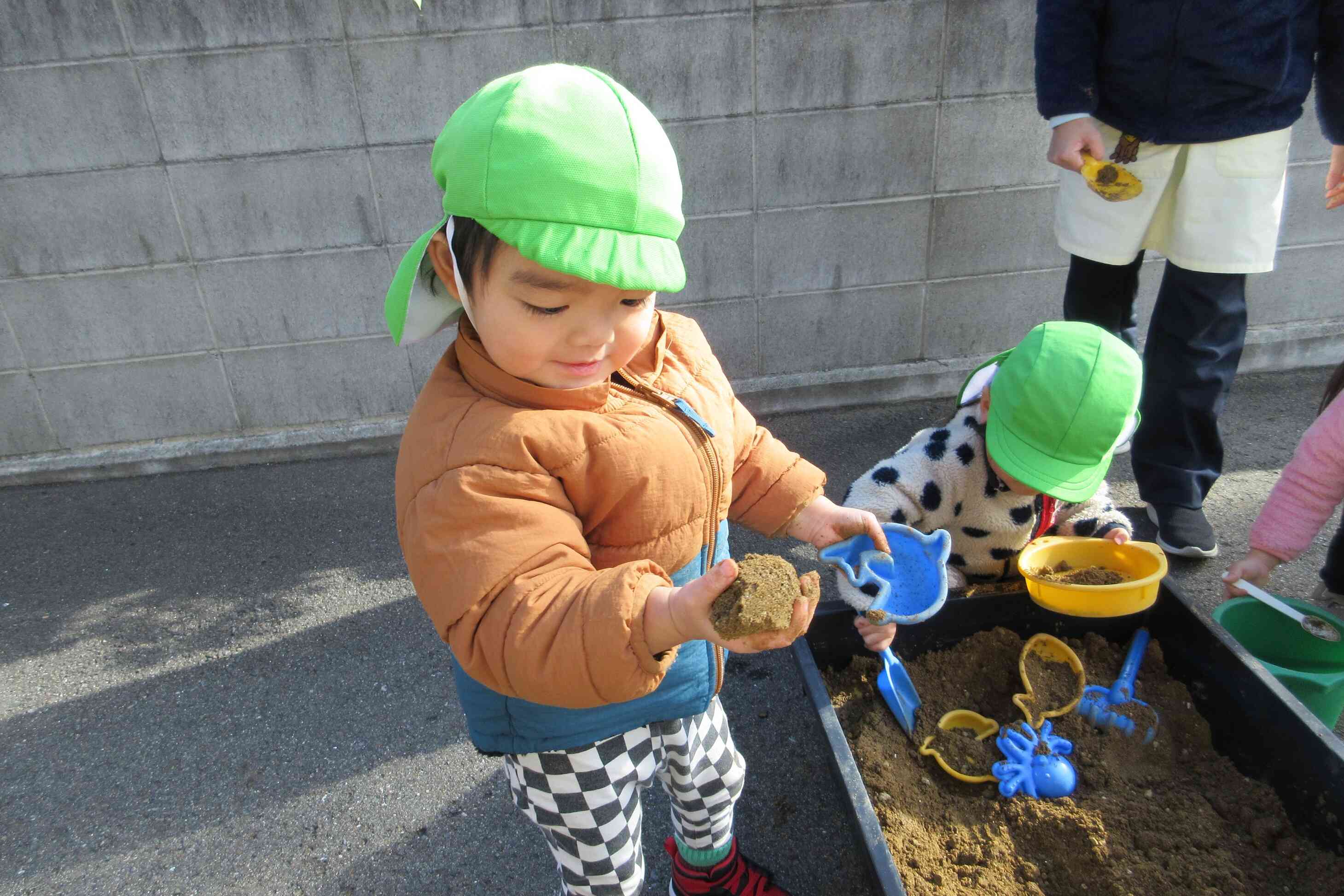 （２歳児:うさぎ組）砂場で遊んだよ