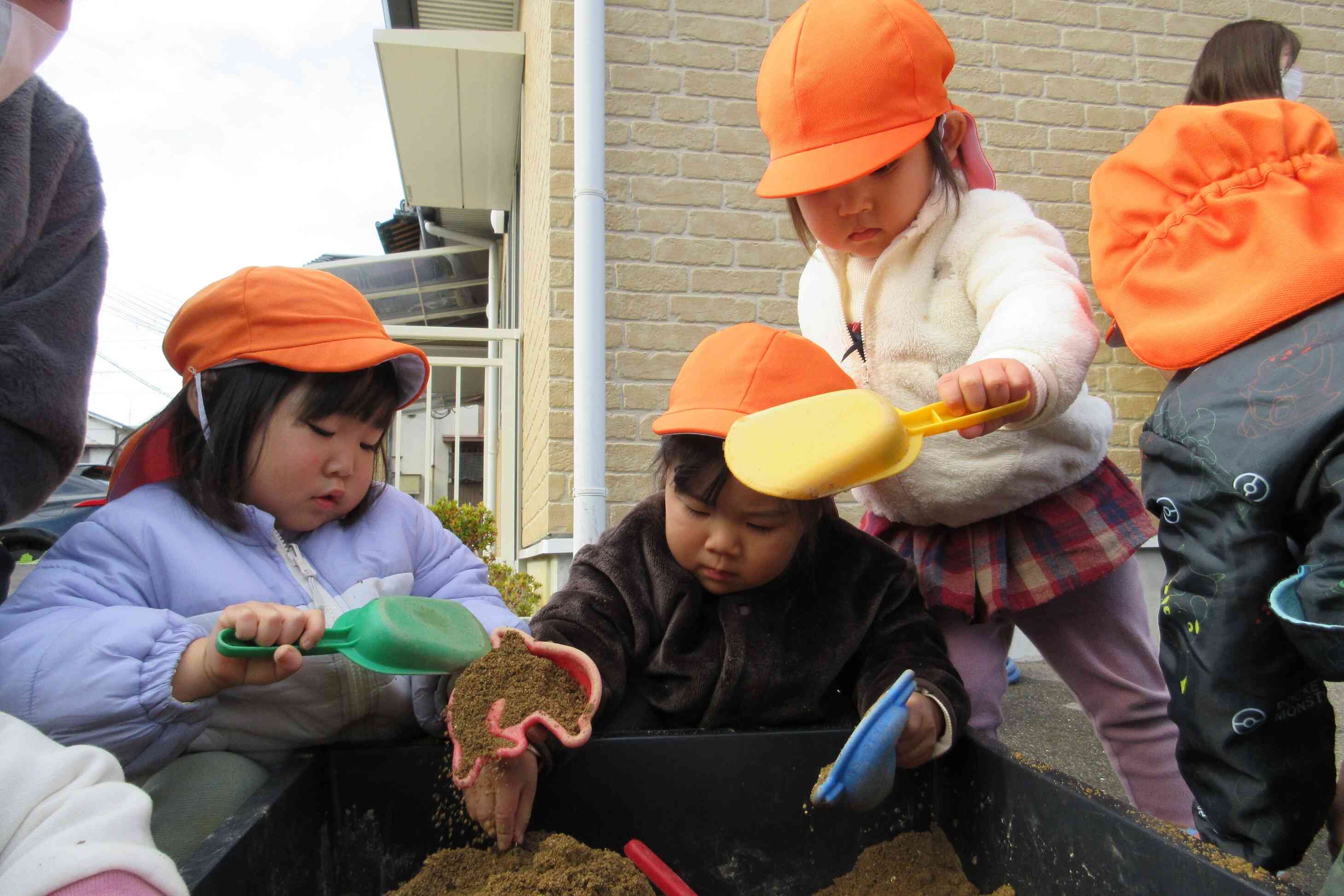 みんなで砂場、楽しいね！