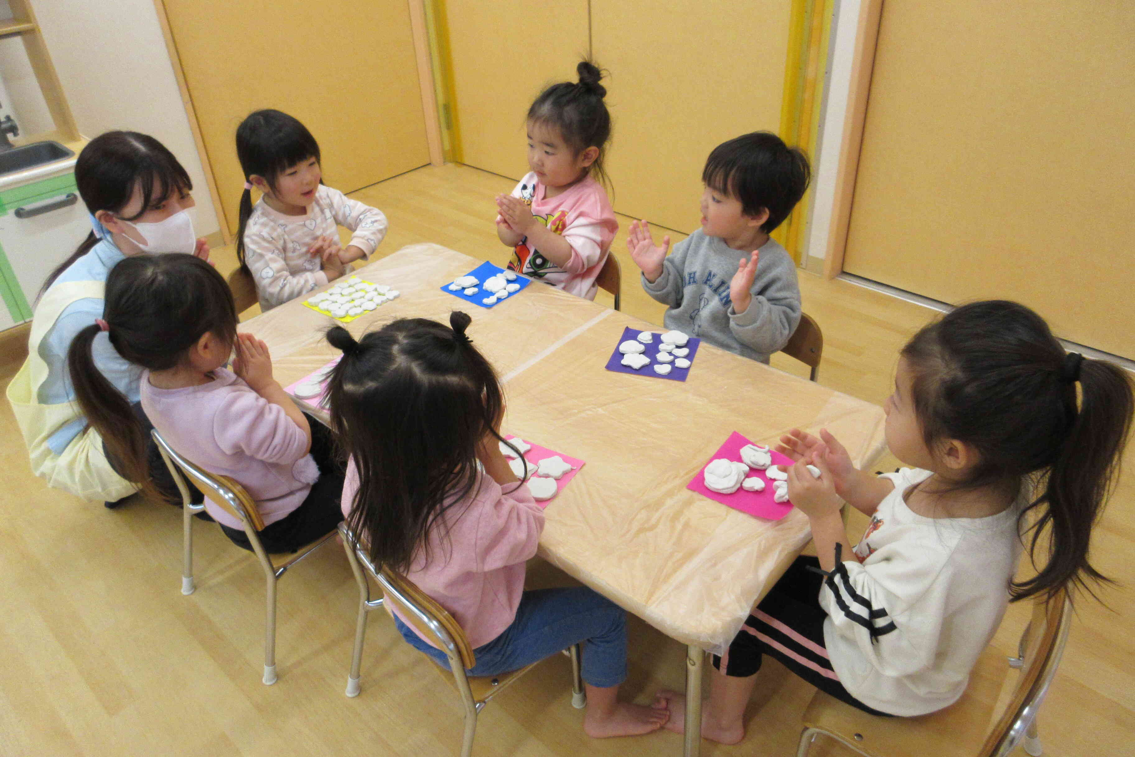 （２歳児：うさぎ組）粘土でクッキー作り