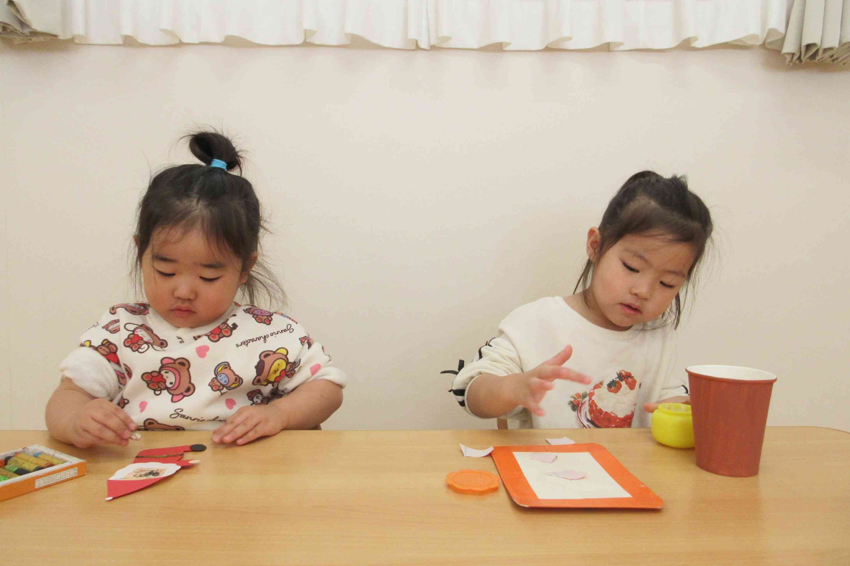 （2歳児:うさぎ組）製作に集中しているよ！