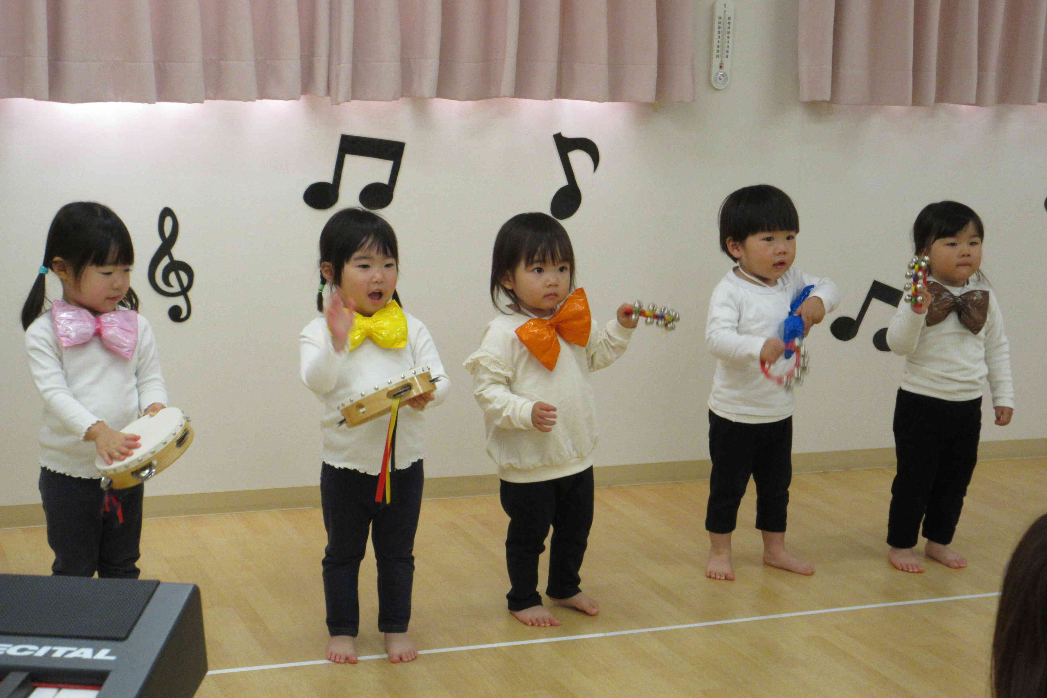 タンバリンと鈴の合奏！