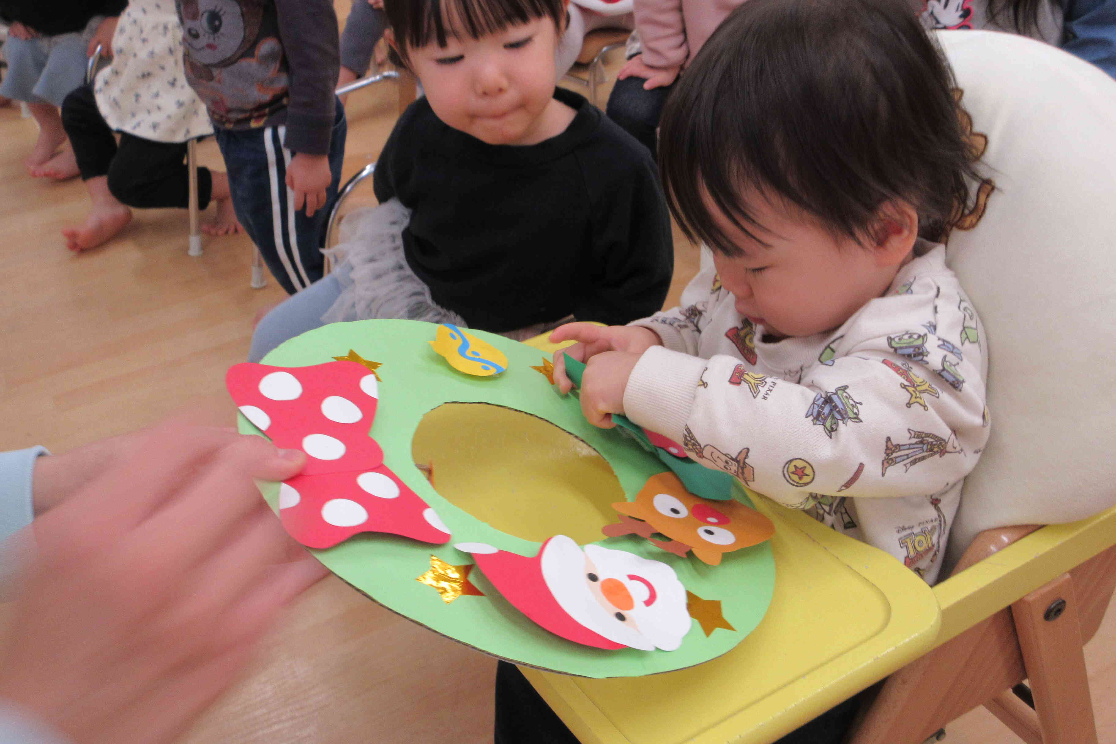 ひよこ組さんはリースにペタリ！