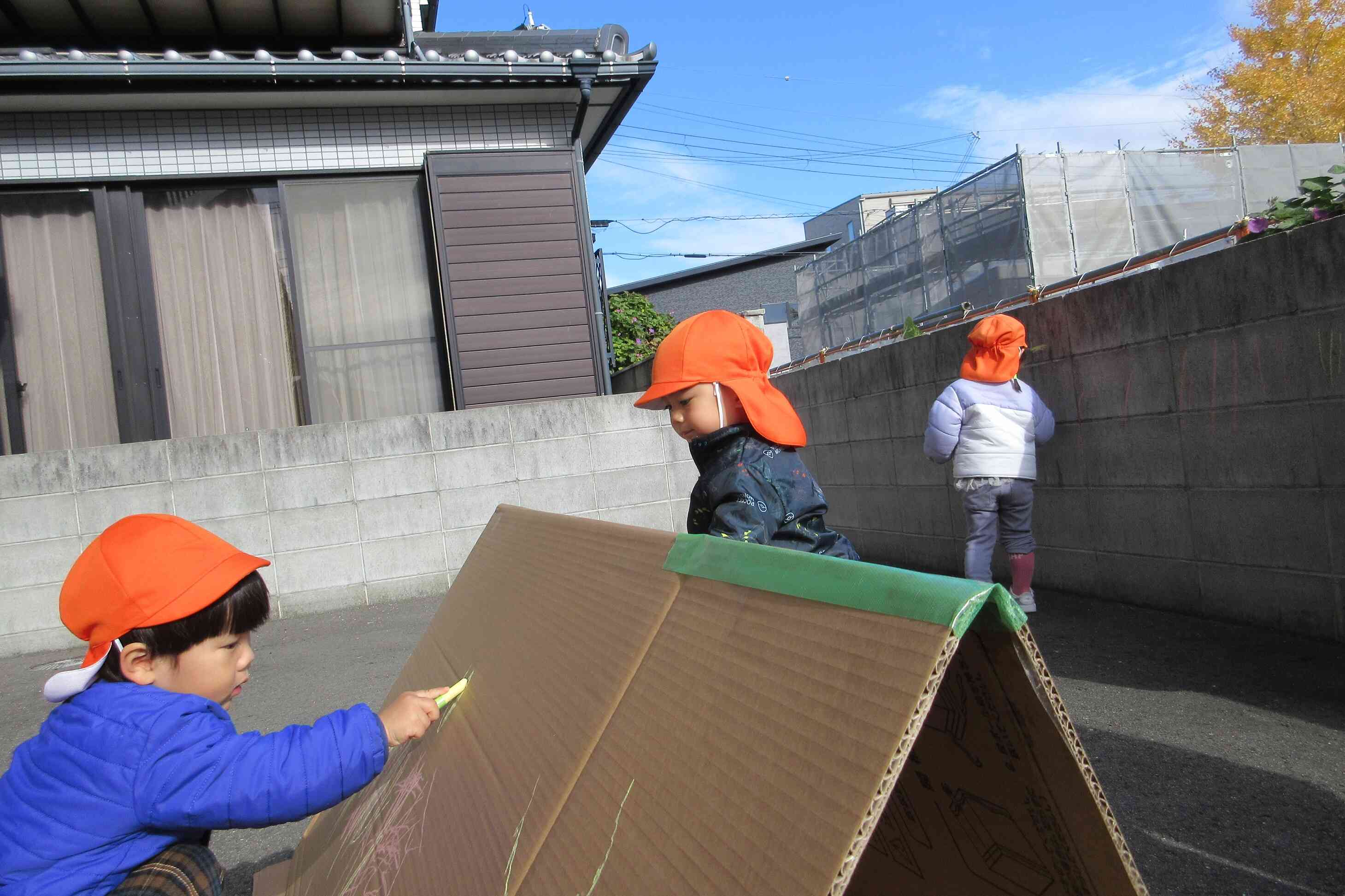 （１歳児:あひる組）チョークで描き描き