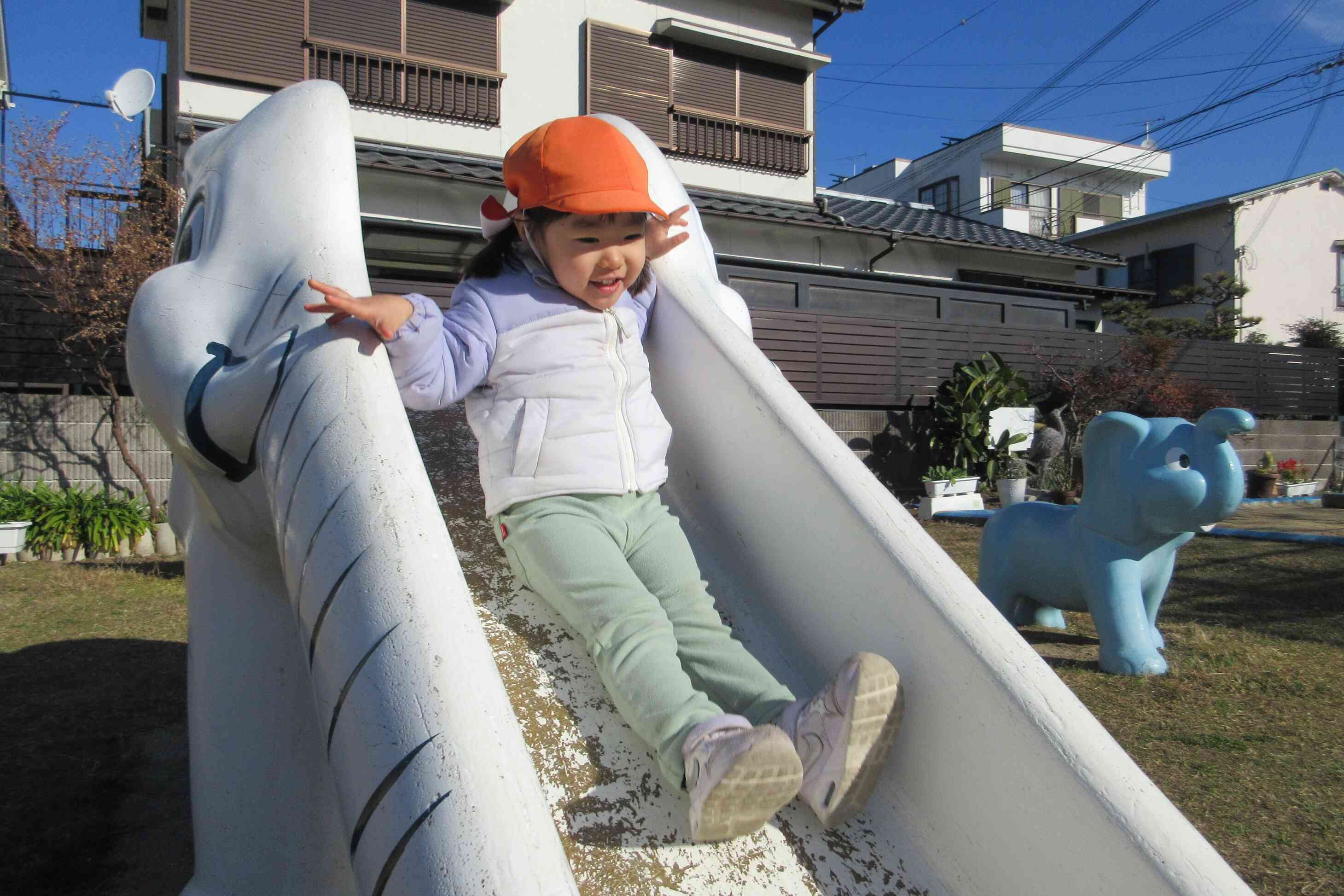 滑り台シューーー