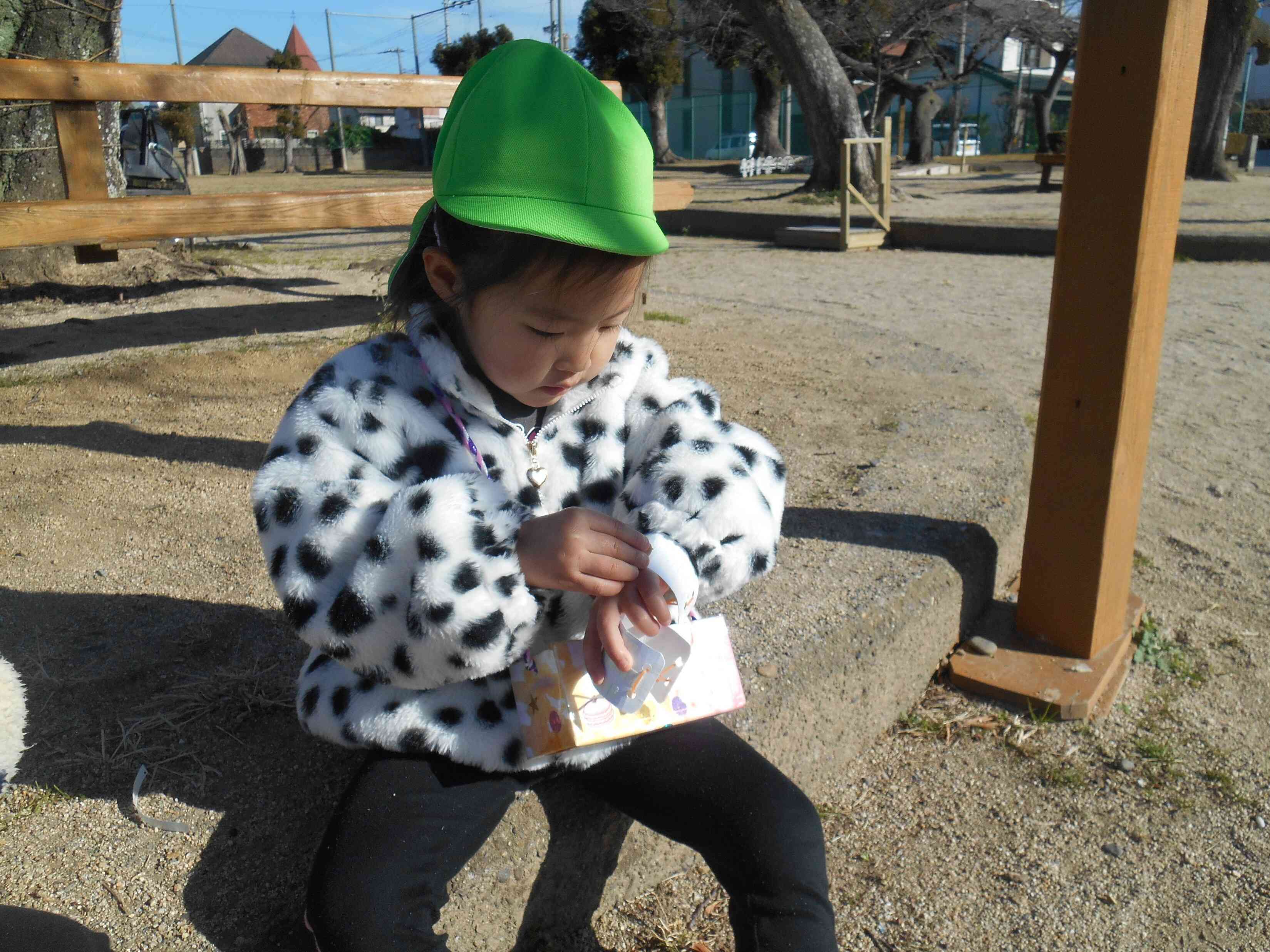 集中してペタリ。自然物を貼ってブレスレット作り！