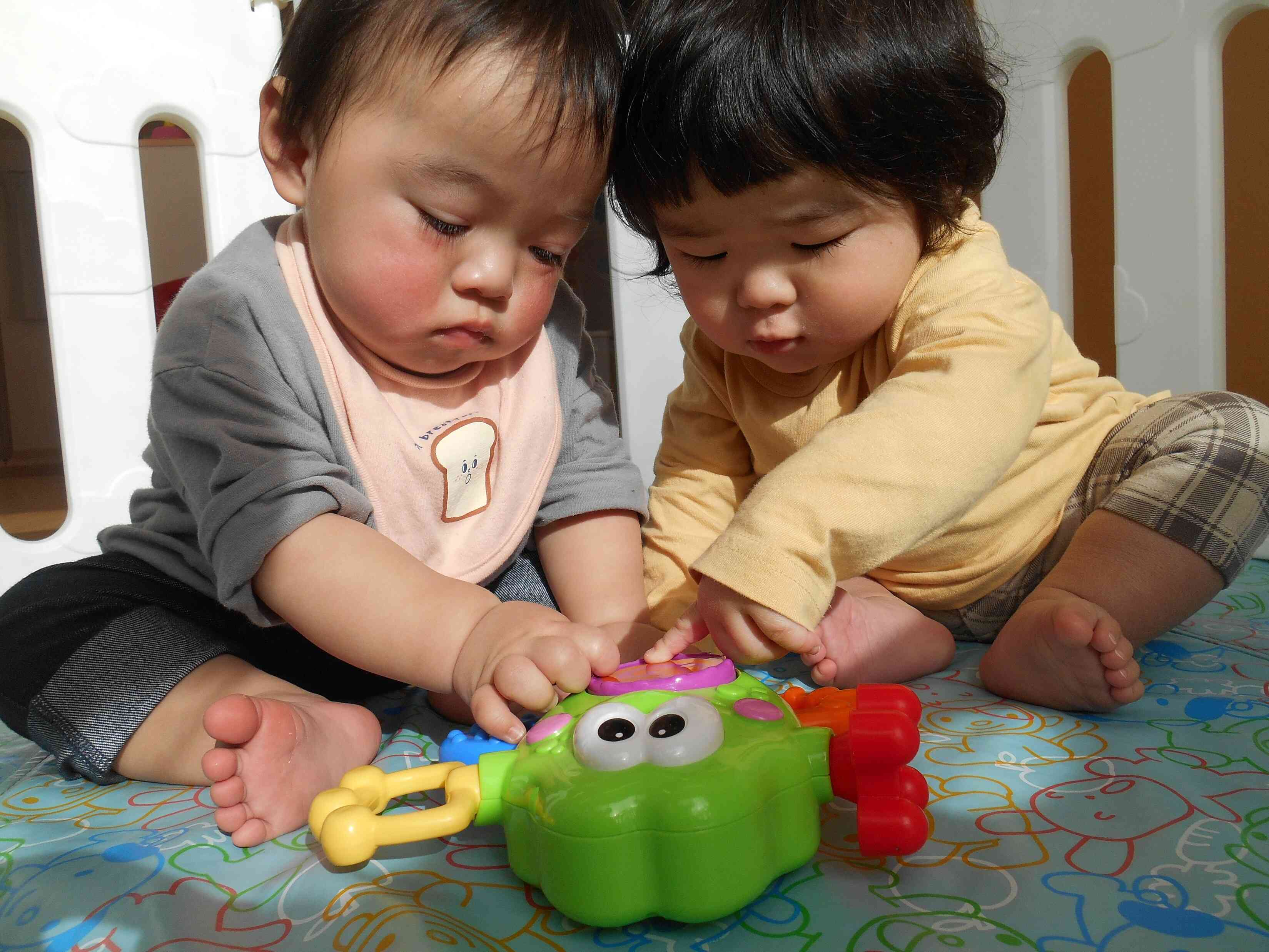 【０歳児:ひよこ組】日向ぼっこしながら遊んだよ