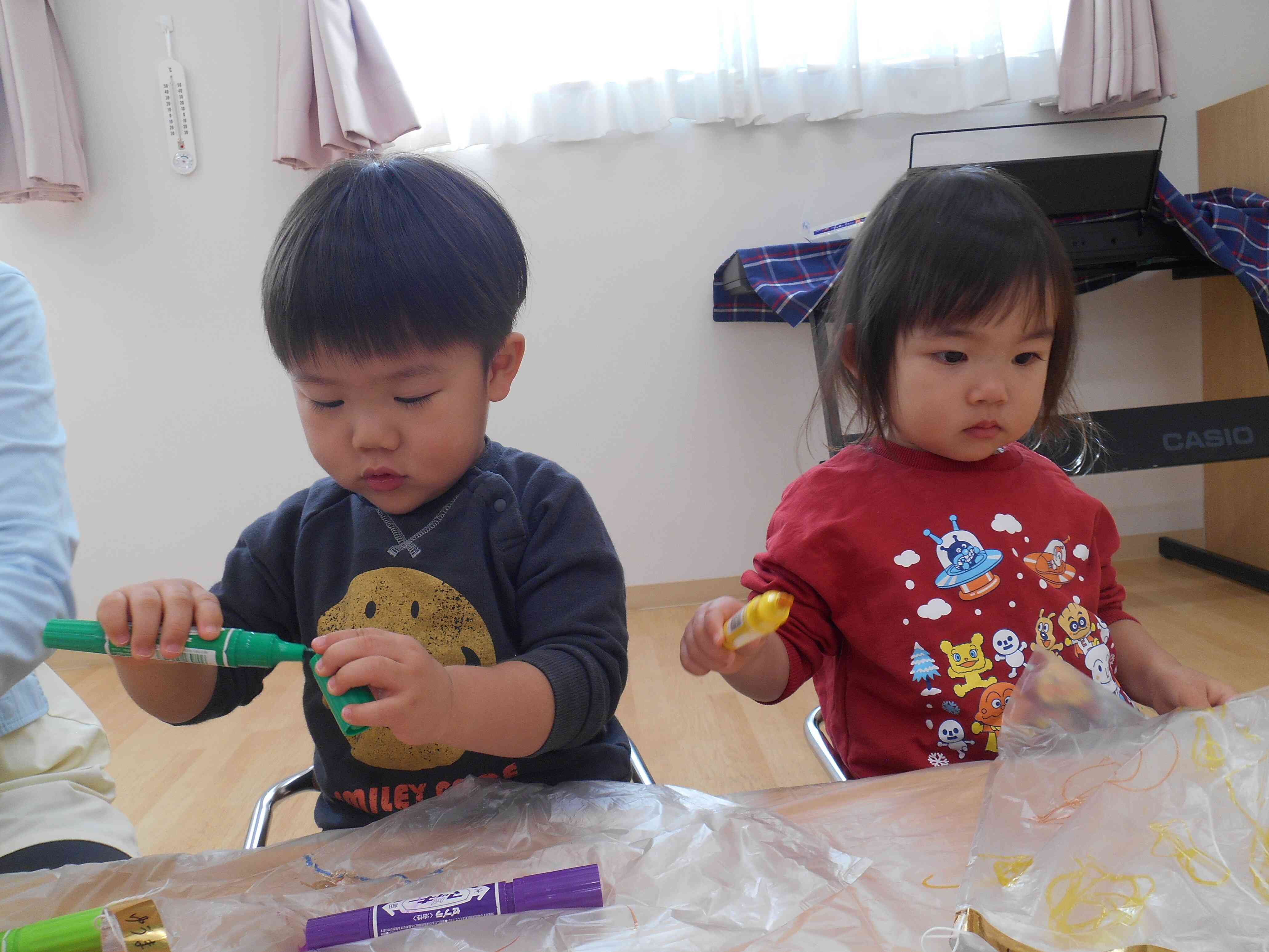 【1歳児：あひる組】組凧作りをしたよ