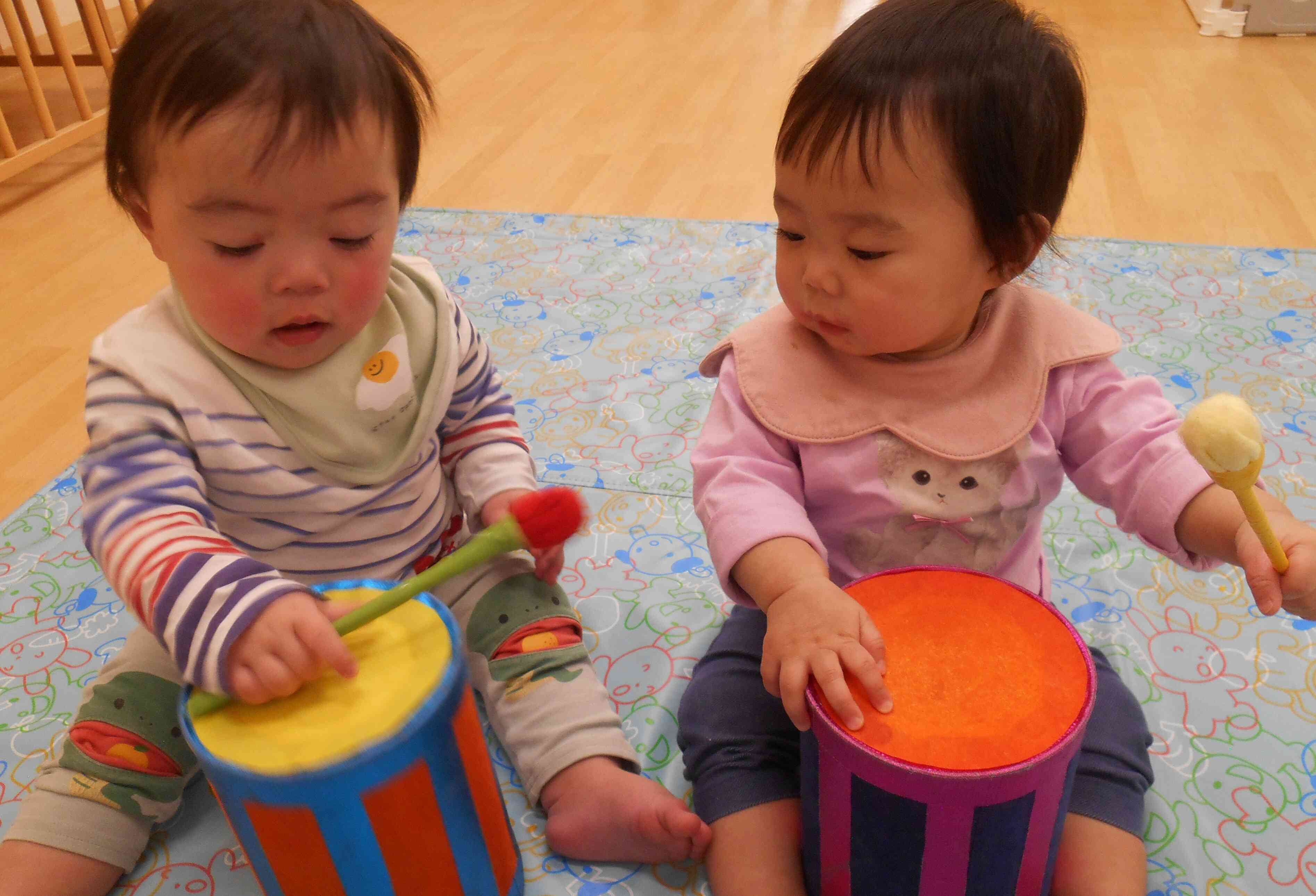 【0歳児：ひよこ組】楽器遊び