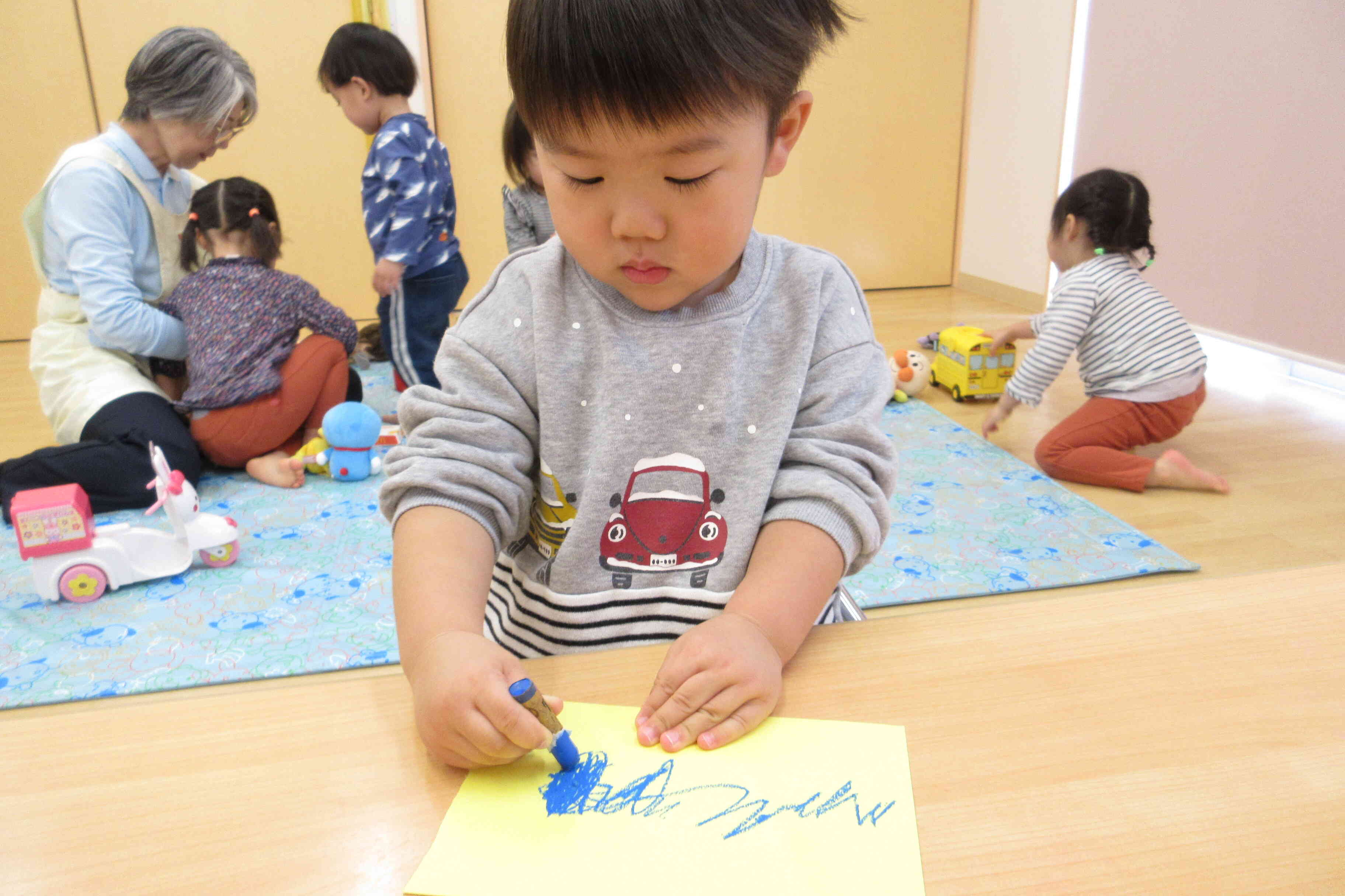 集中して描いているね