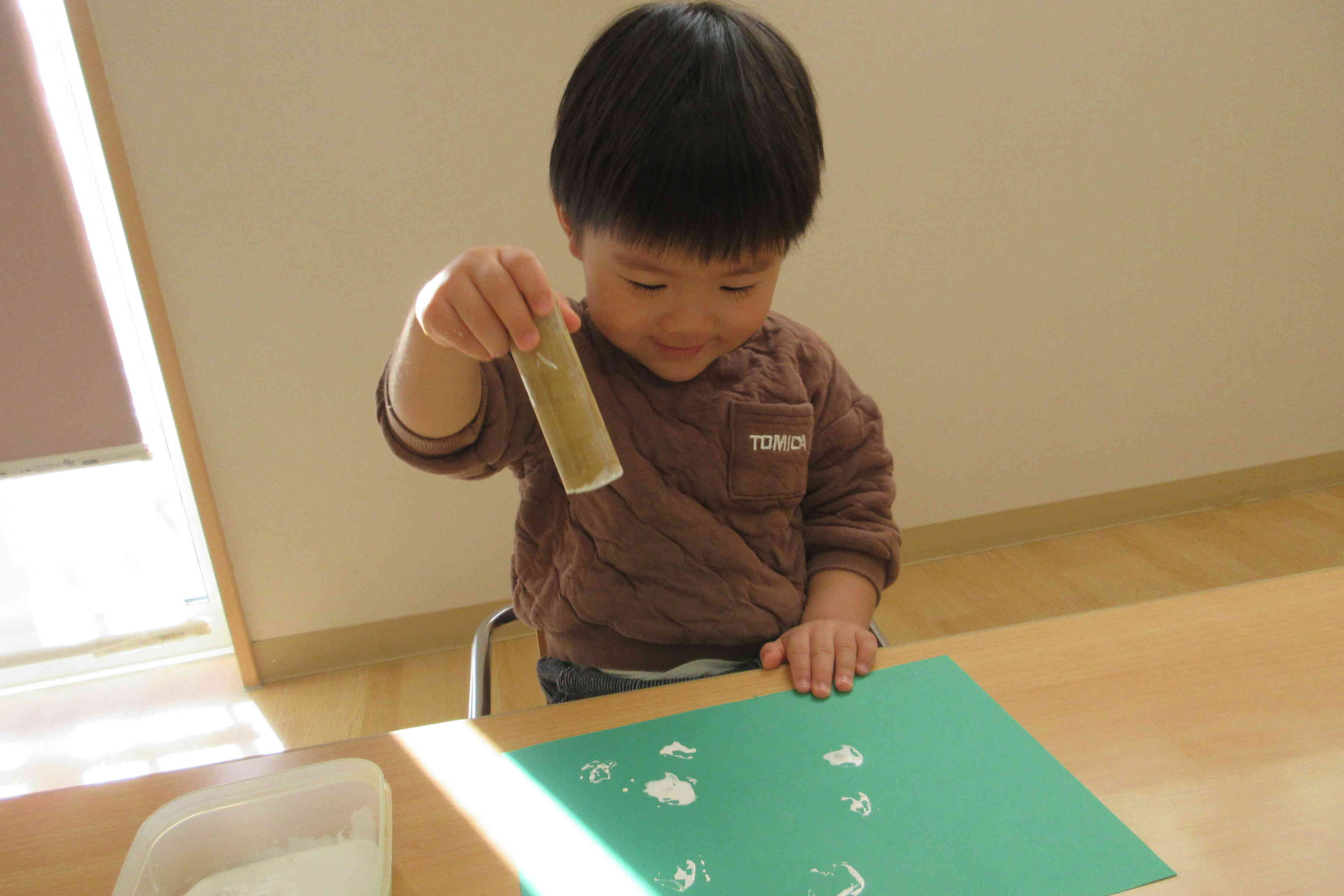 【1歳児：あひる組】ペタペタペタ