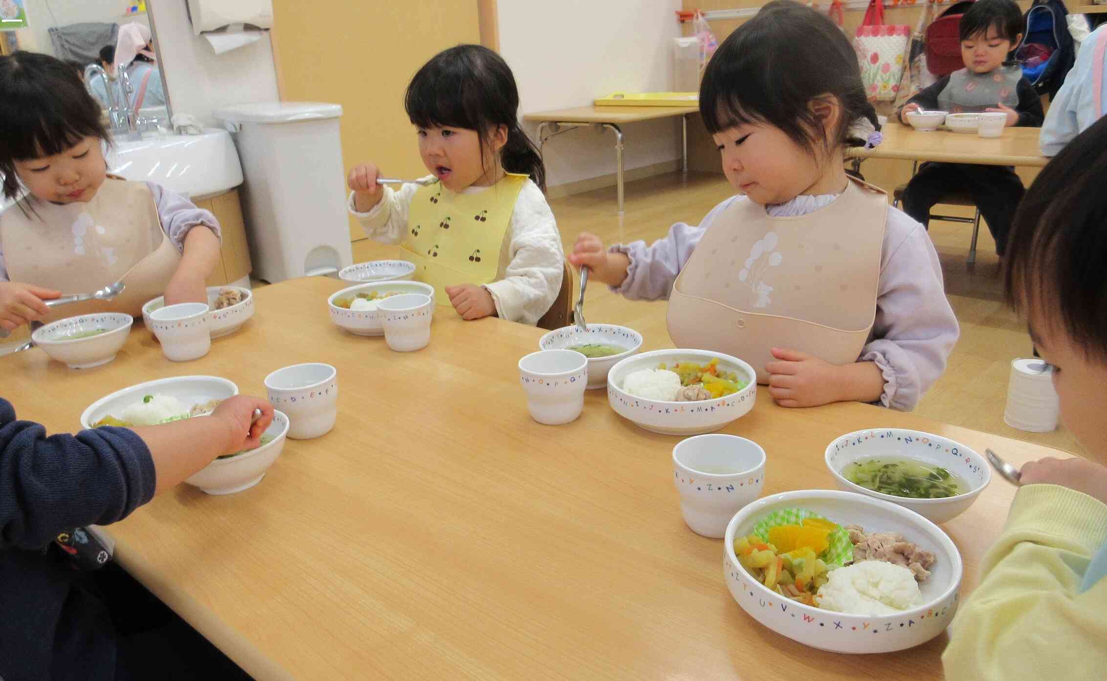 お誕生日給食、おいしいね。