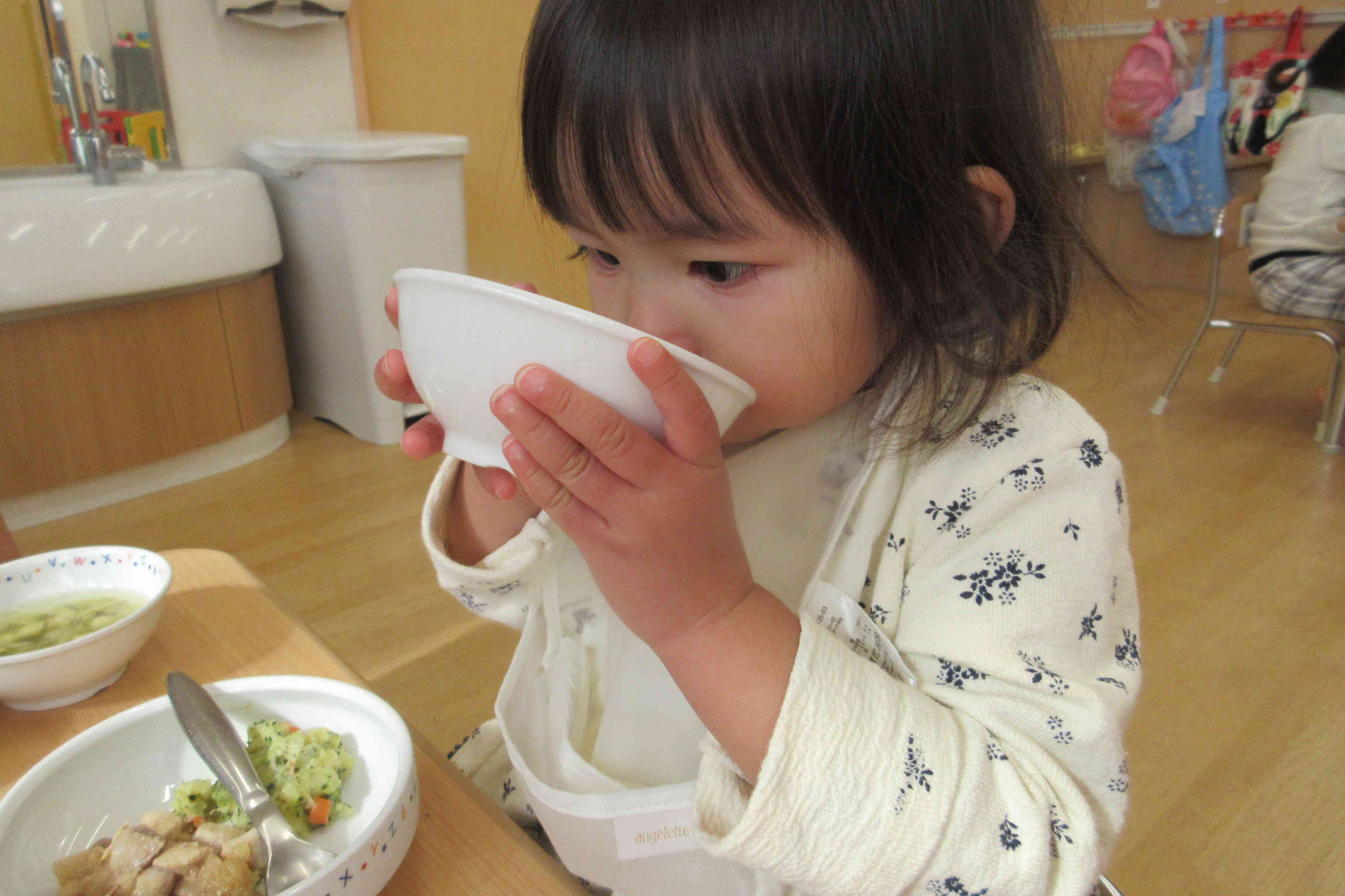 給食のお汁には豆腐が入っていたよ