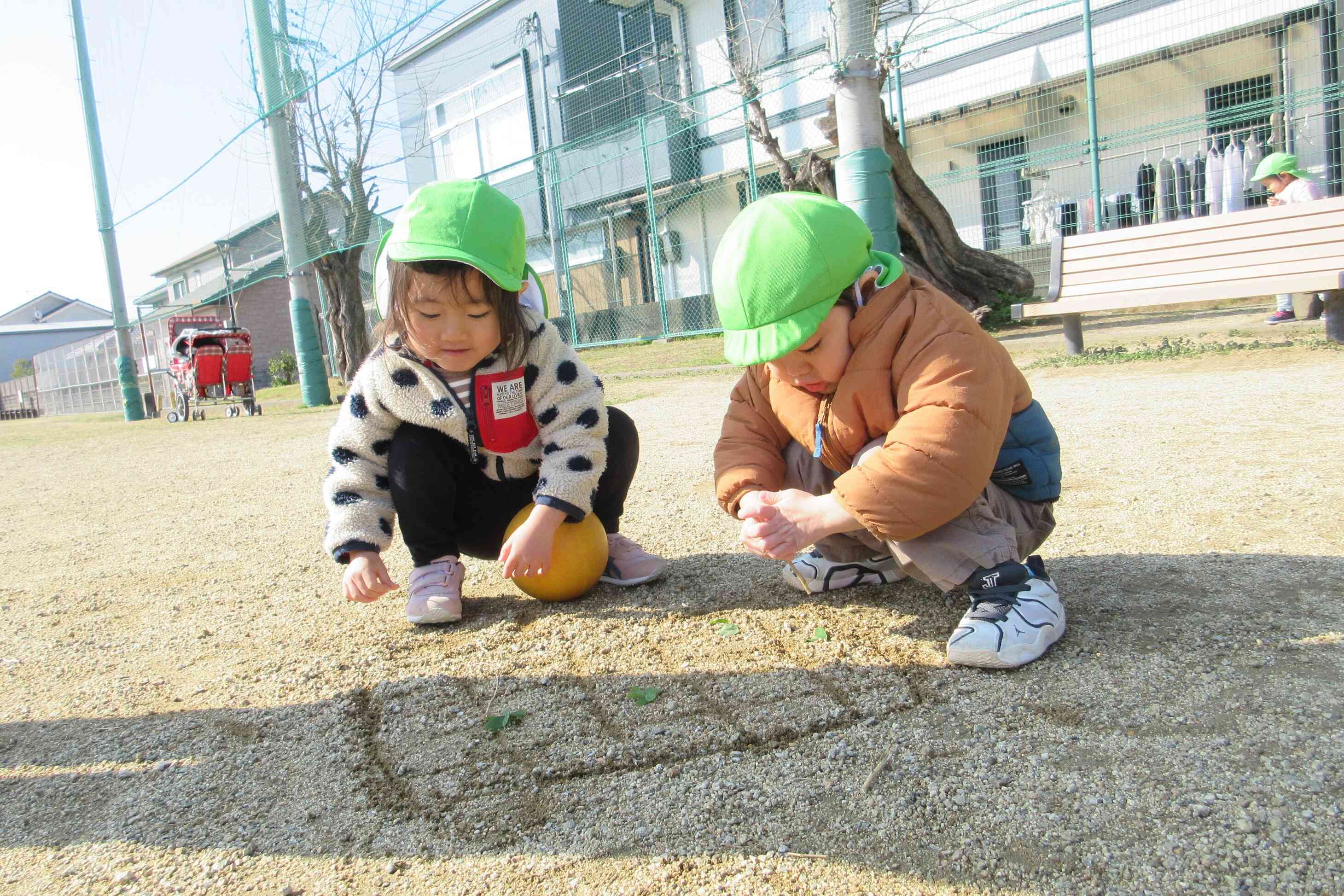砂に描いた網で焼肉ジュージュー