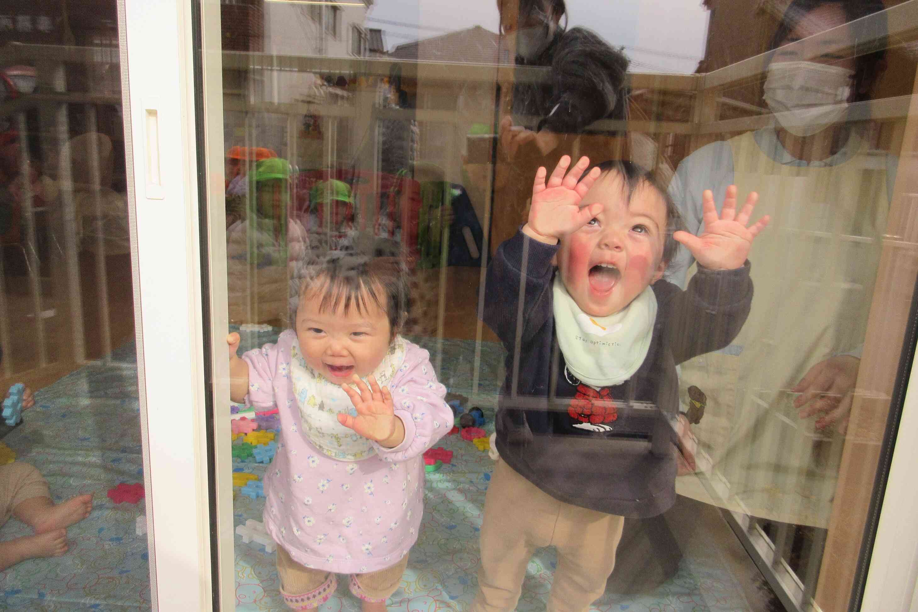 お部屋の中からお見送り！