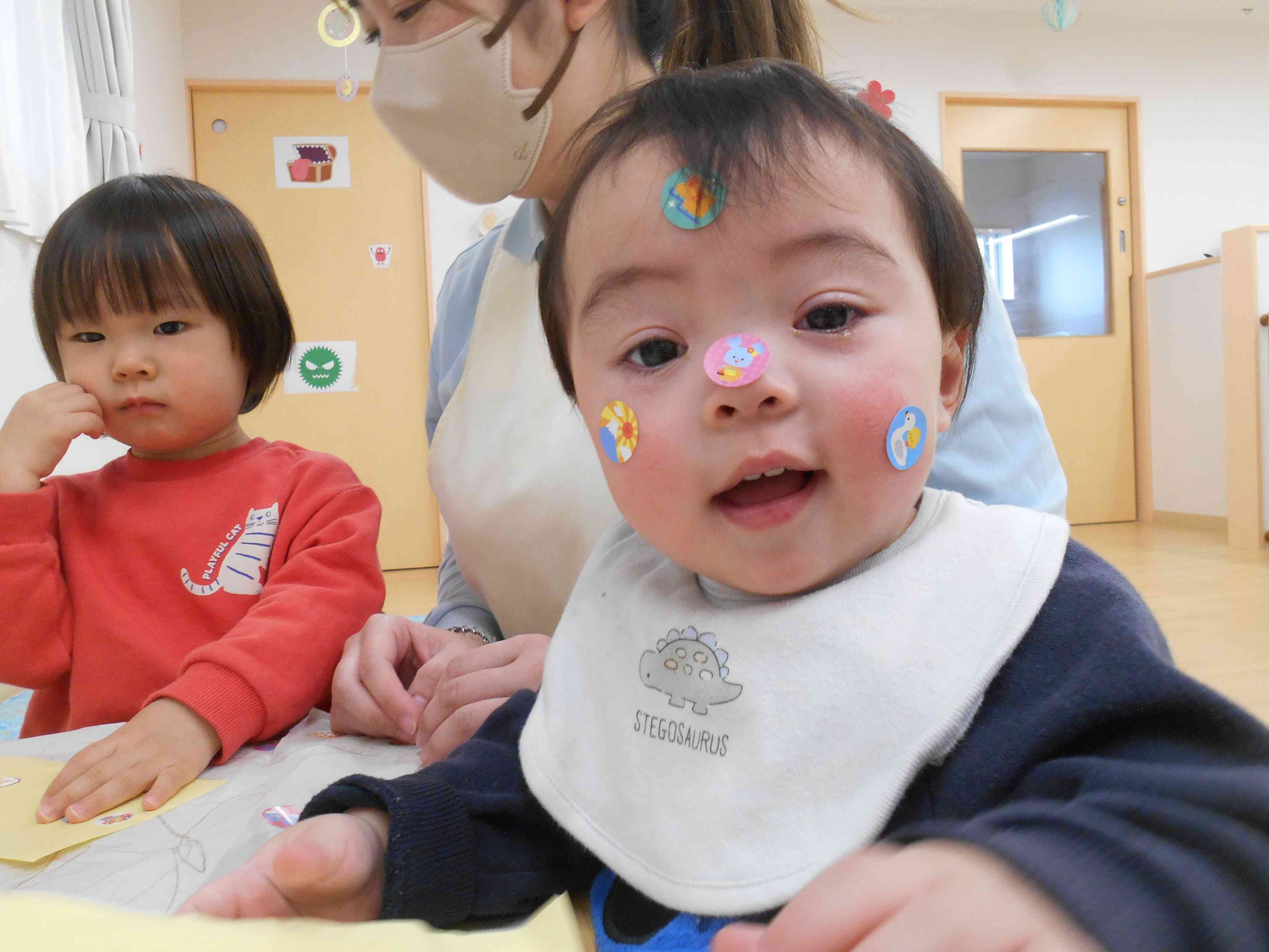 シールペタペタ・・・可愛いね