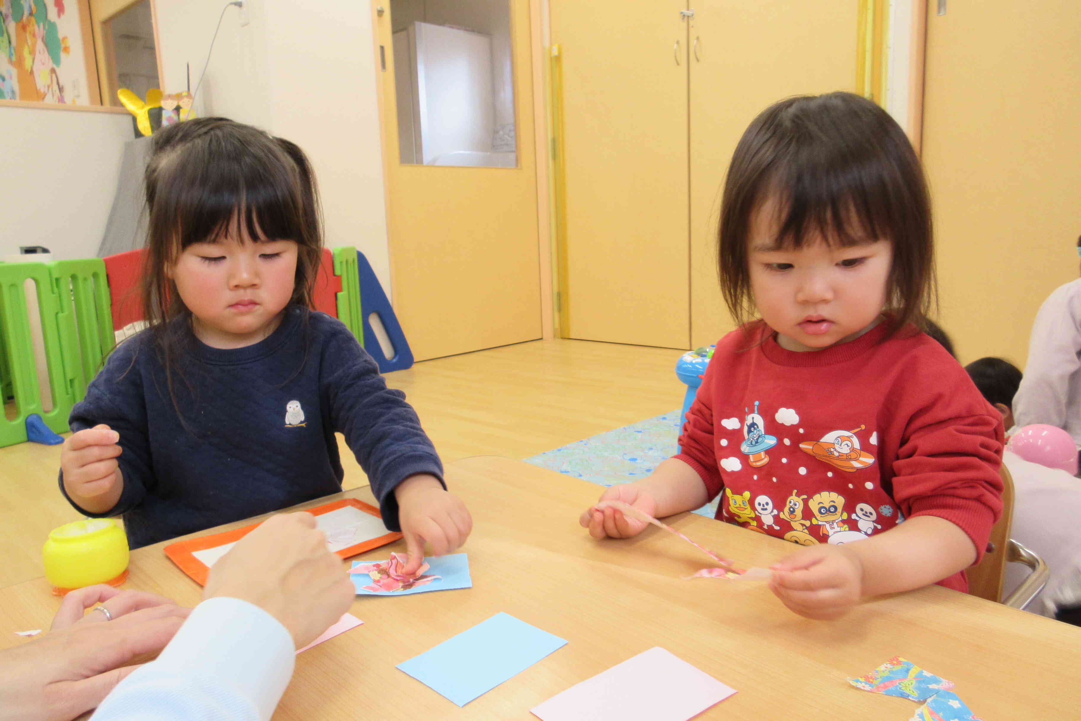 【１歳児：あひる組】のり貼りも上手になってきました。