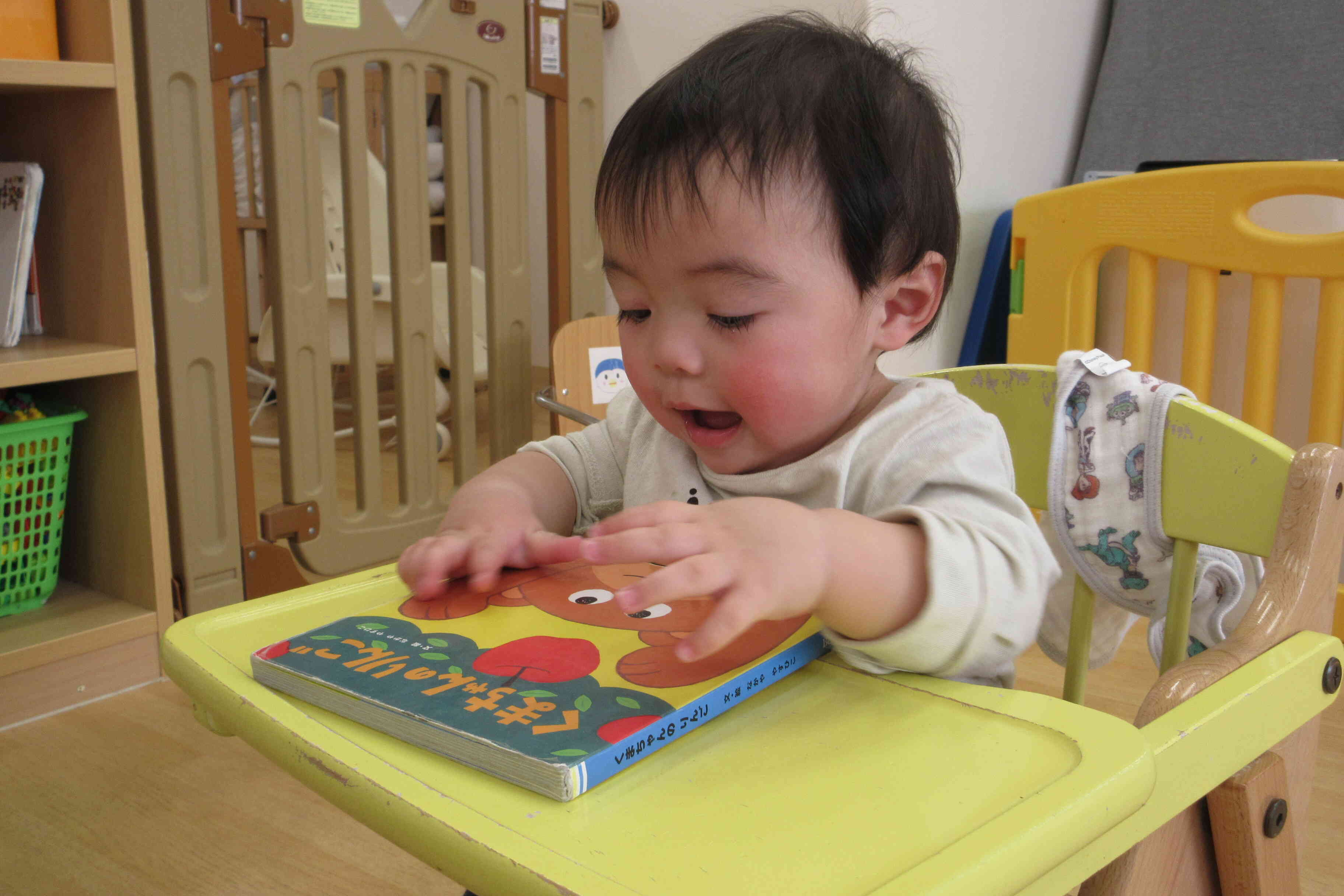 絵本に興味津々！