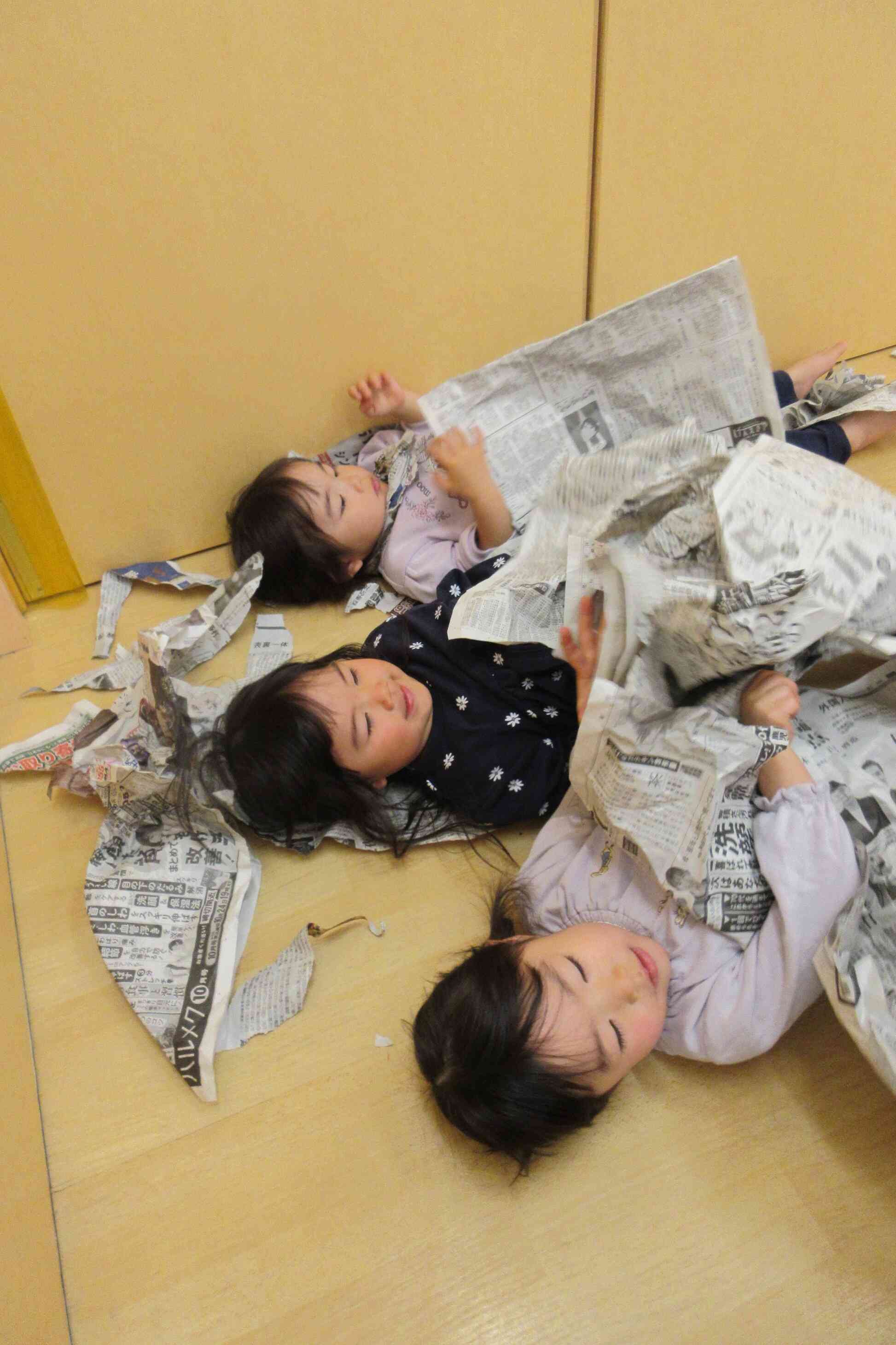【１歳児：あひる組】新聞紙で遊んだよ