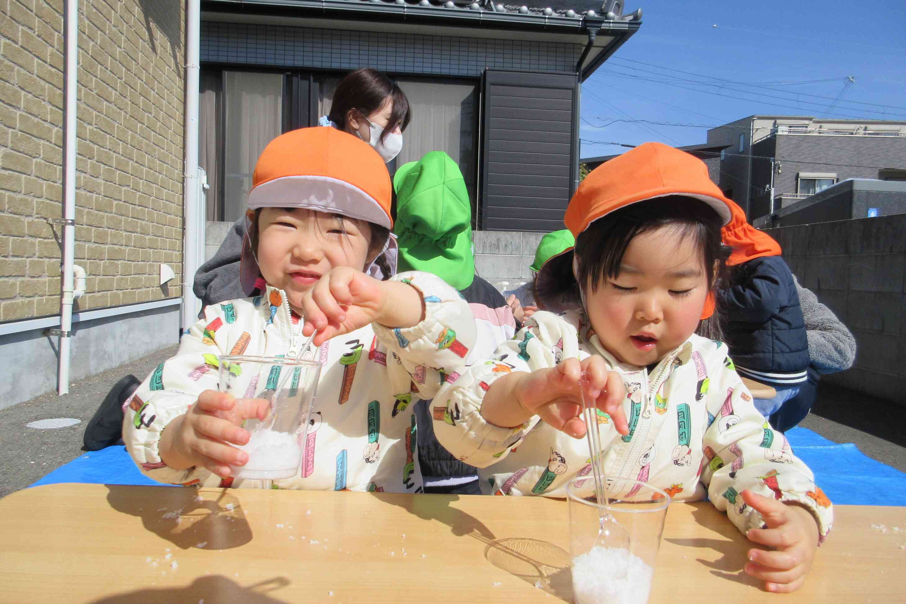 雪の元で雪遊び！ふわふわ～