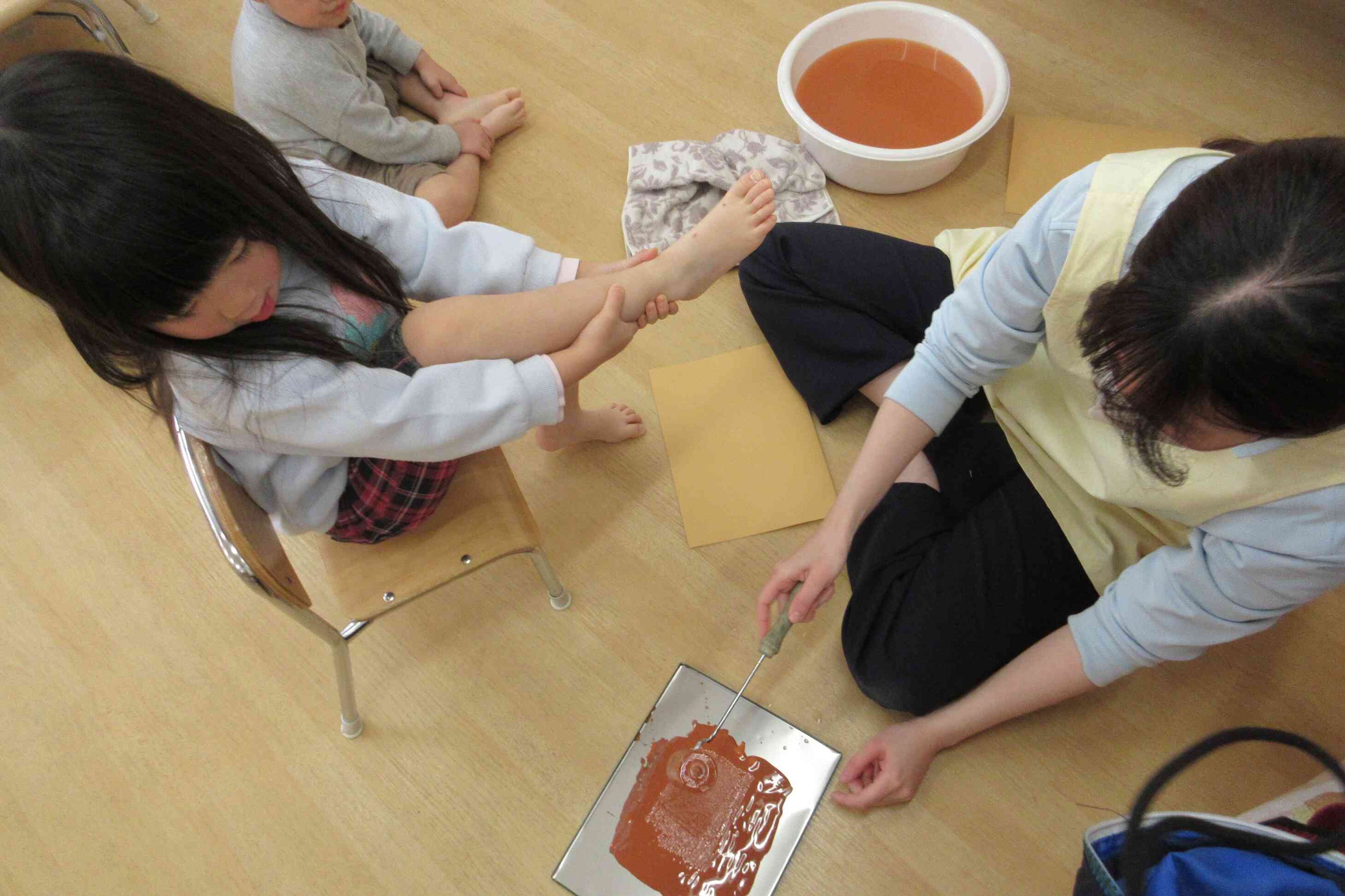 足にコロコロ絵の具を塗るよ