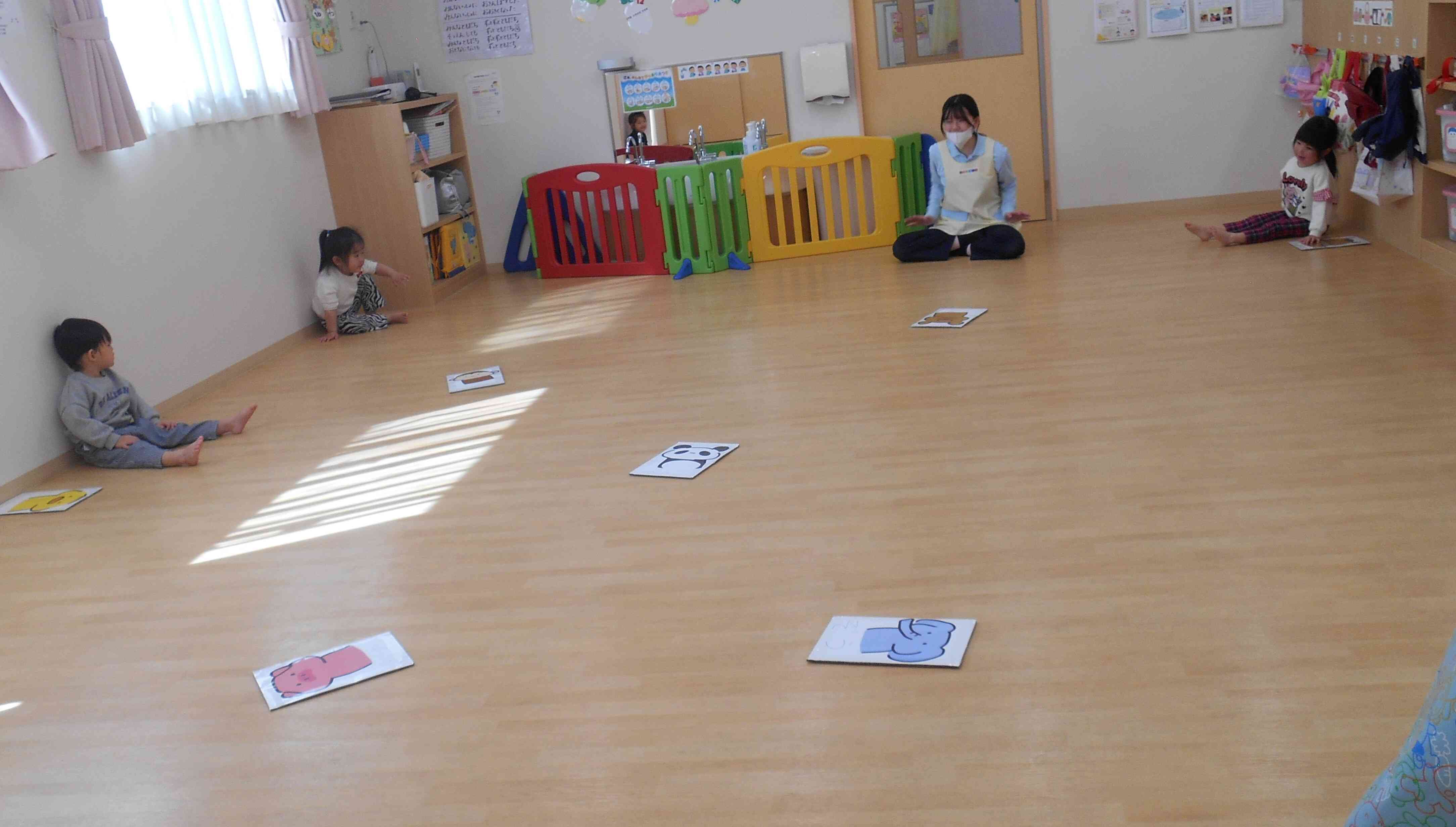 【2歳児：うさぎ組】大きな動物かるたにチャレンジ