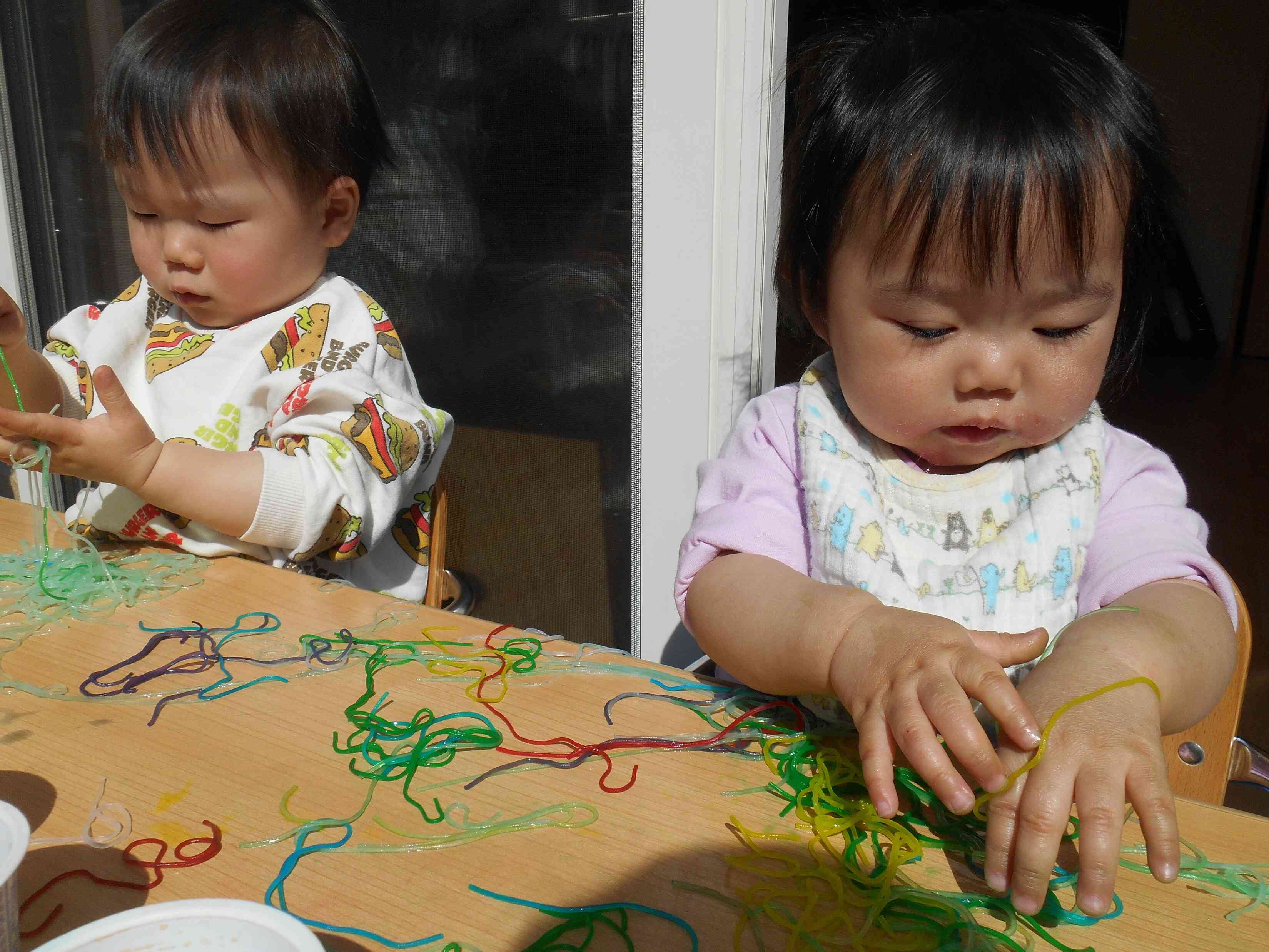 【0歳児:ひよこ組】はるさめで感触遊びをしたよ