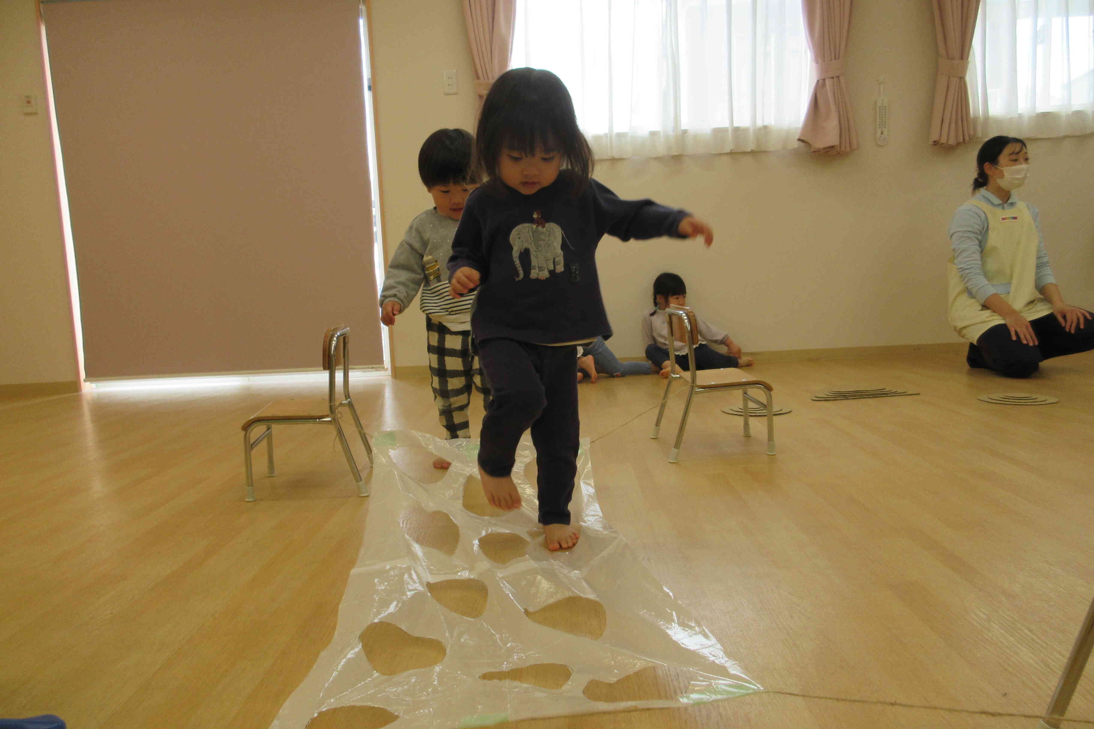 【1歳児:あひる組】運動遊びをしました