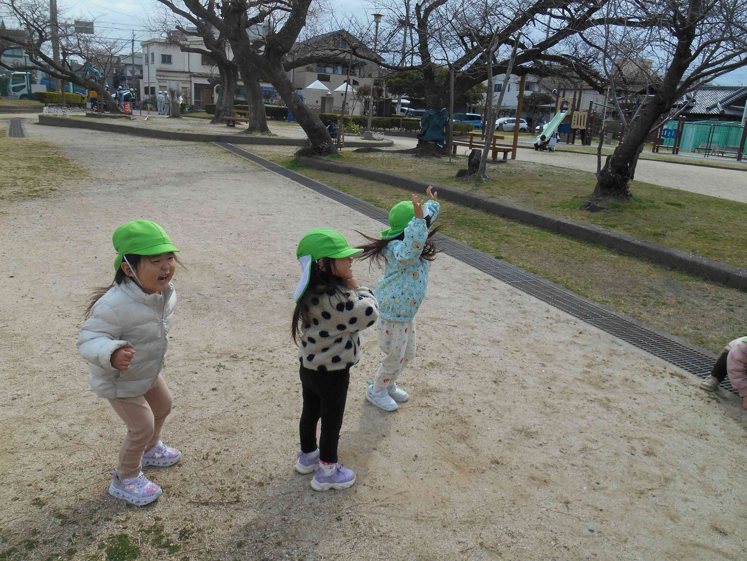【２歳児：うさぎ組】公園で体操したよ